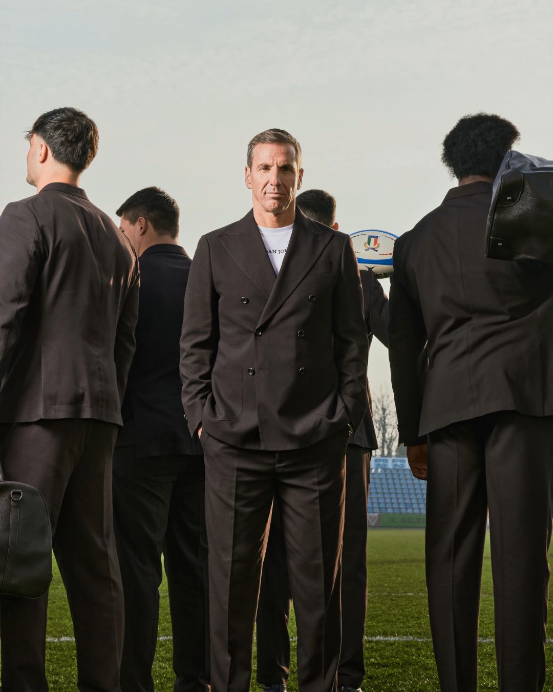 Dan John è il formalwear della Federazione Italiana Rugby per il Sei Nazioni 2026 E l'ambassador non poteva non essere Gonzalo Quesada
