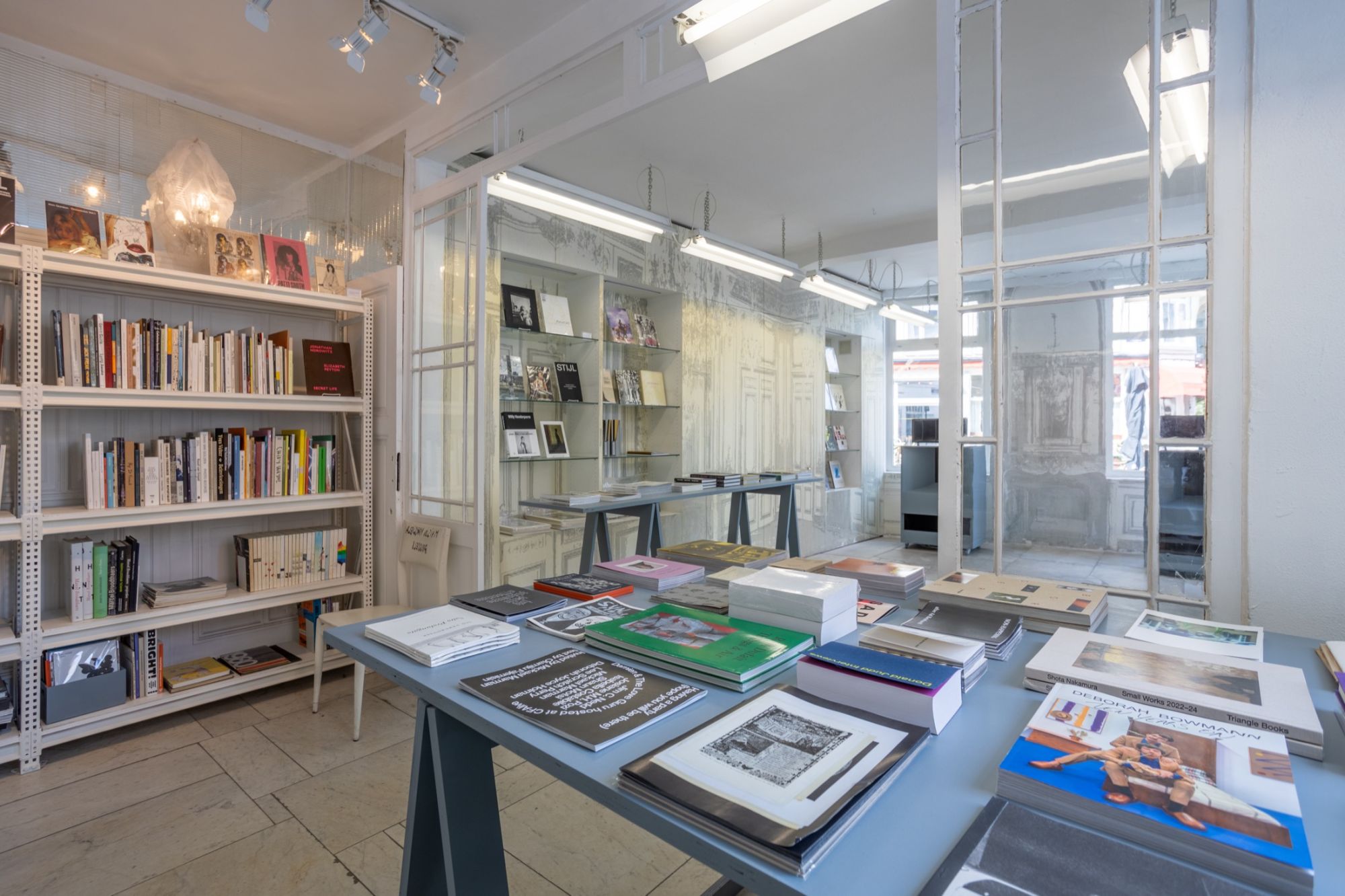 «Entrare in una libreria oggi è un gesto politico», intervista a Saint-Martin Bookshop Come costruire un landmark culturale fisico nell’era del brainrot | Image 603438