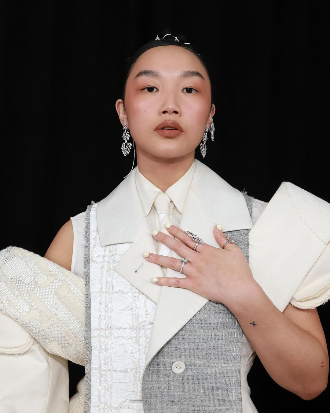 Gli illuminanti sono i nuovi blush? Da un leggero luccichio a un pigmento audace: perché gli illuminanti ibridi stanno ridefinendo il futuro del trucco per il viso