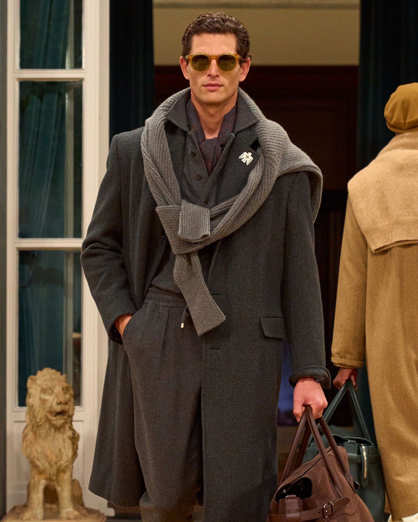 I maglioni sono le nuove sciarpe? Il knot sweater effect da Tik Tok alla passerella