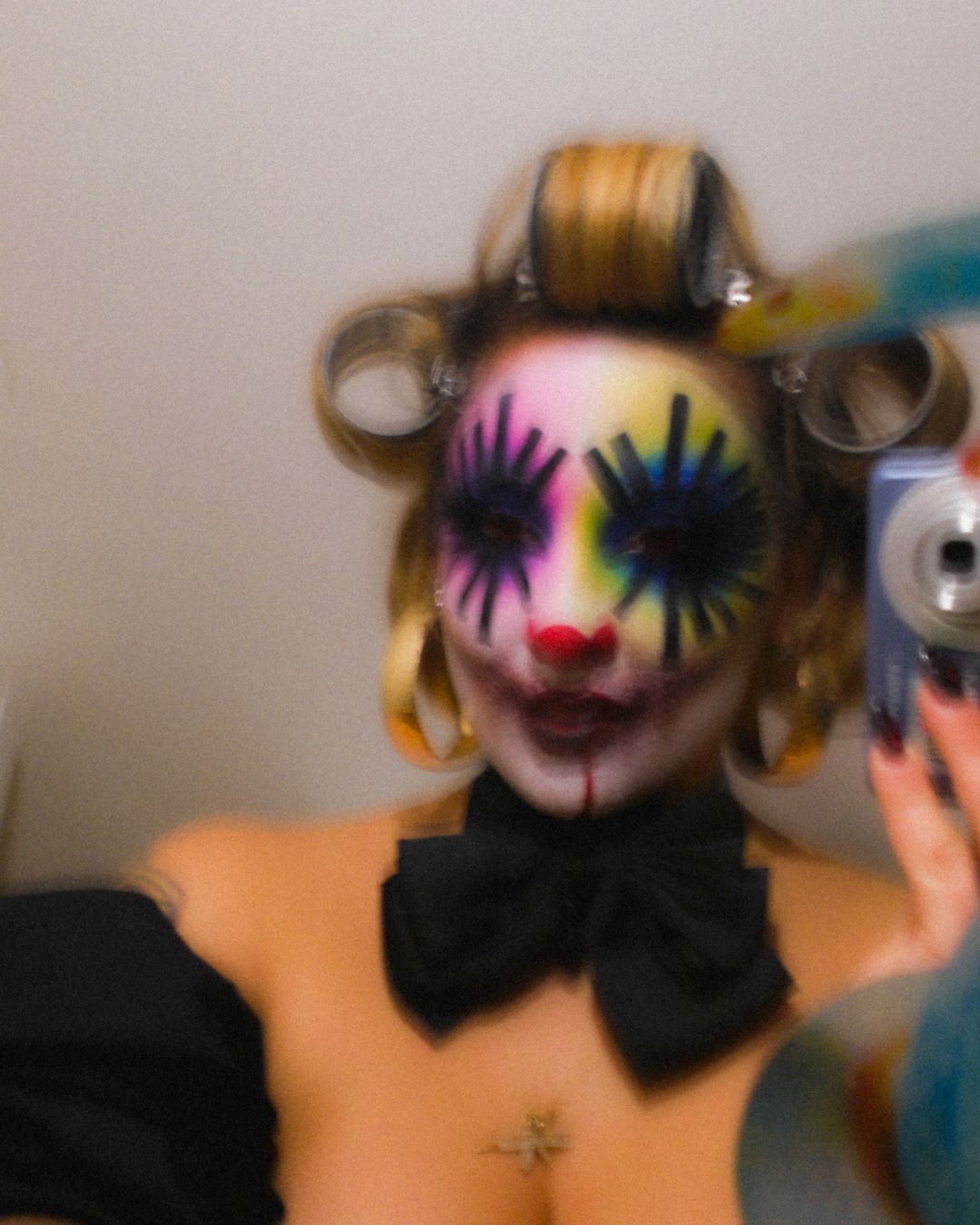 I miei look nascono da sentimenti profondamente personali Intervista ad Assia Caiazzo, make-up artist massimalista