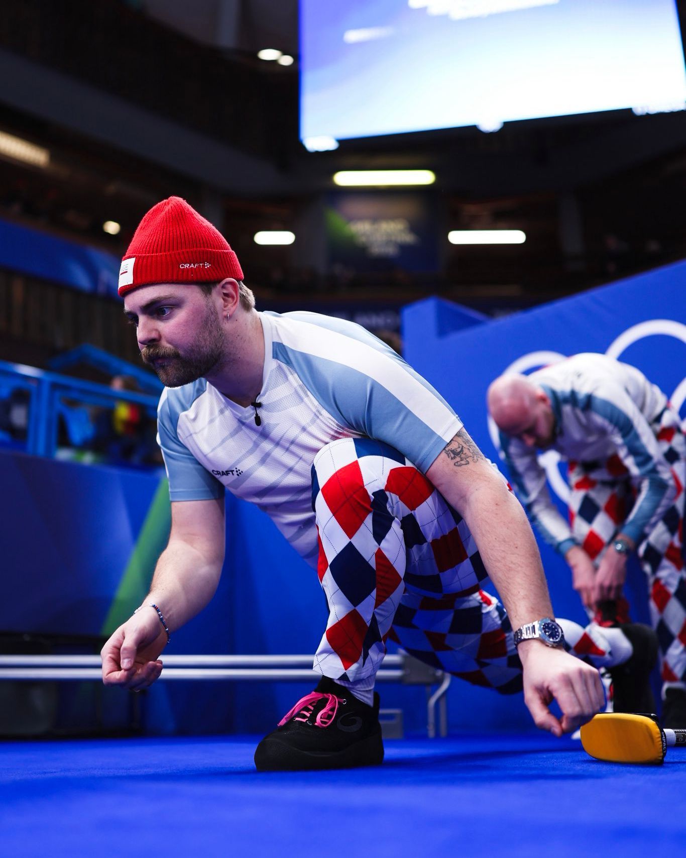 Anche nel curling esistono gli anniversary kit La Norvegia ha rubato la scena a Milano Cortina 2026
