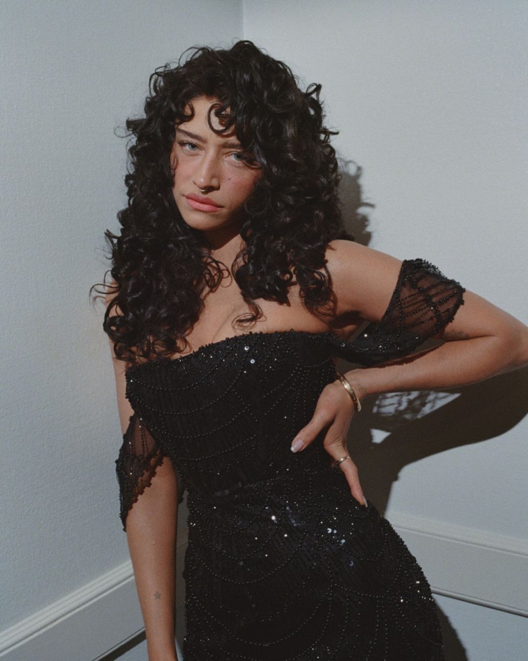 Celebrities have brought curly hair back All the steps for a red carpet curly hair routine