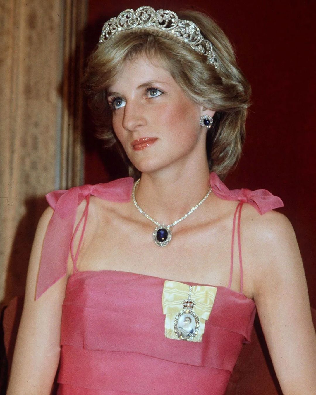 La tiara, ovvero l’oggetto più ambiguo dell’universo fashion Storia, cultura pop e ironia glamour di un gioiello amato da principesse, rock star e reginette messy | Image 604488