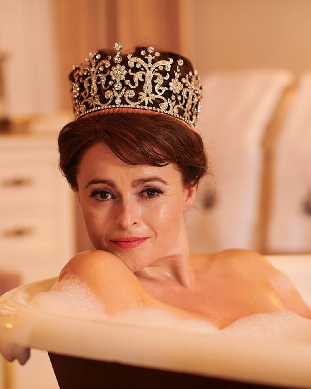 La tiara, ovvero l’oggetto più ambiguo dell’universo fashion Storia, cultura pop e ironia glamour di un gioiello amato da principesse, rock star e reginette messy | Image 604490