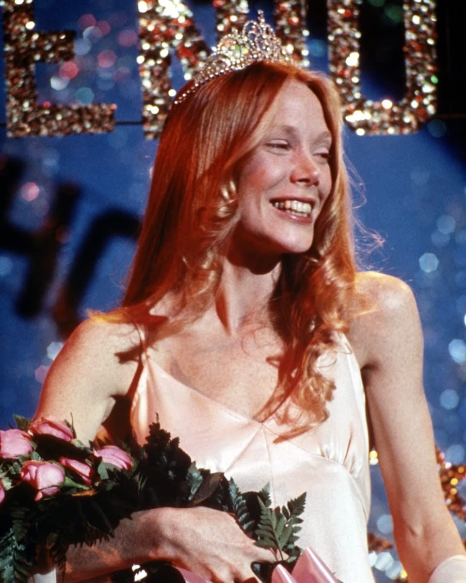 La tiara, ovvero l’oggetto più ambiguo dell’universo fashion Storia, cultura pop e ironia glamour di un gioiello amato da principesse, rock star e reginette messy | Image 604491