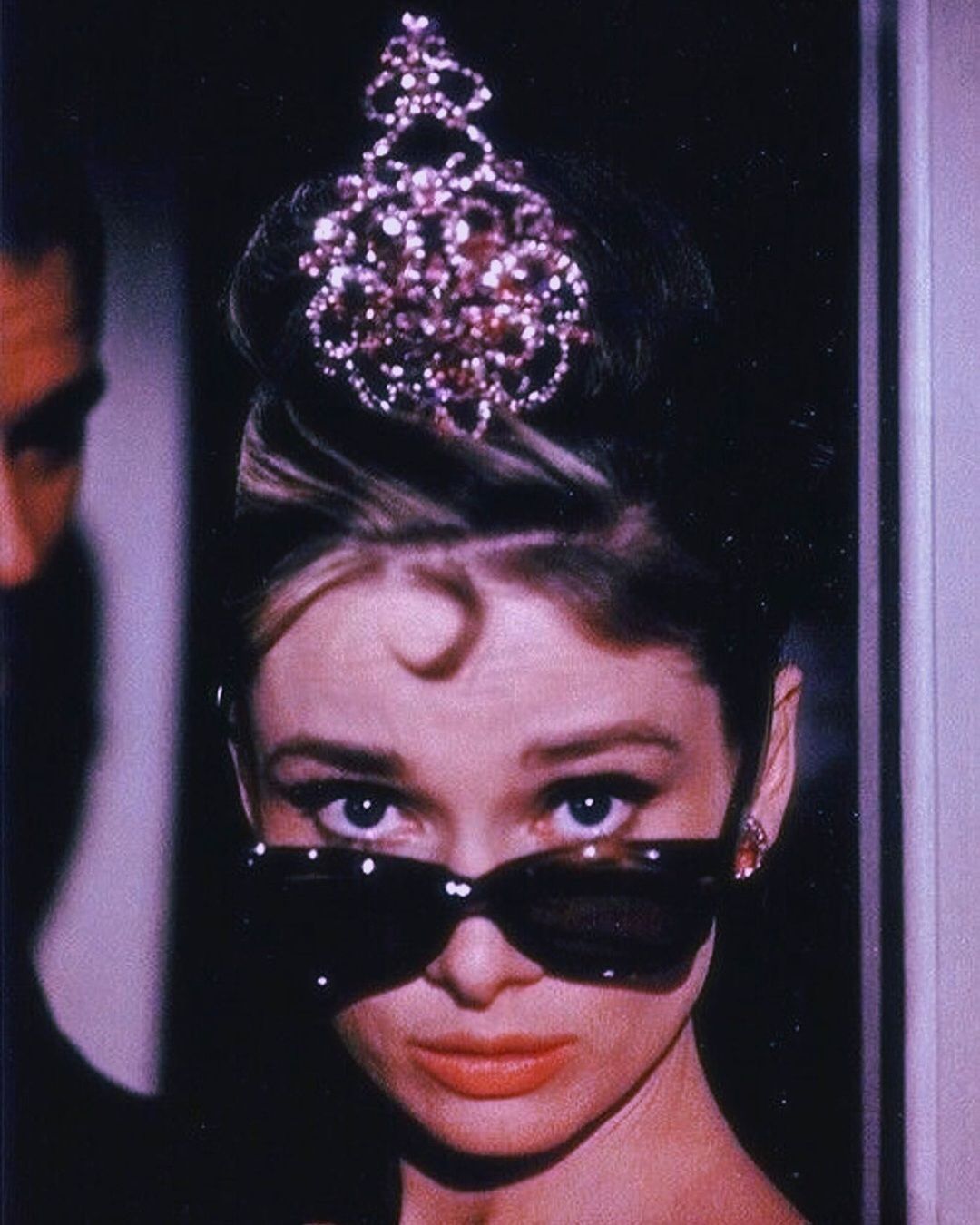 La tiara, ovvero l’oggetto più ambiguo dell’universo fashion Storia, cultura pop e ironia glamour di un gioiello amato da principesse, rock star e reginette messy | Image 604494