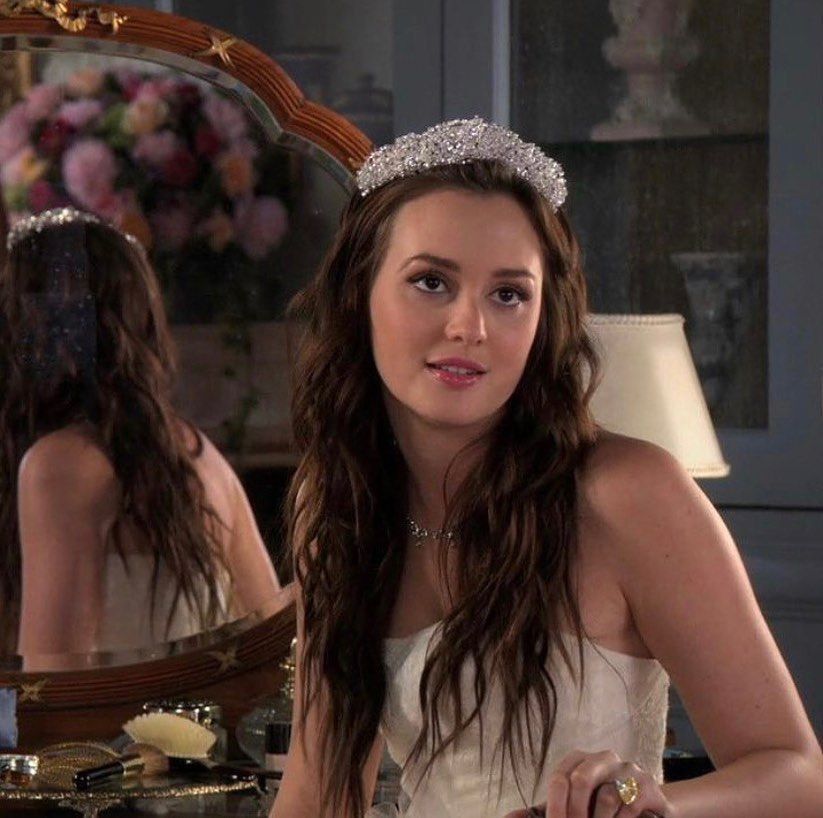 La tiara, ovvero l’oggetto più ambiguo dell’universo fashion Storia, cultura pop e ironia glamour di un gioiello amato da principesse, rock star e reginette messy | Image 604496