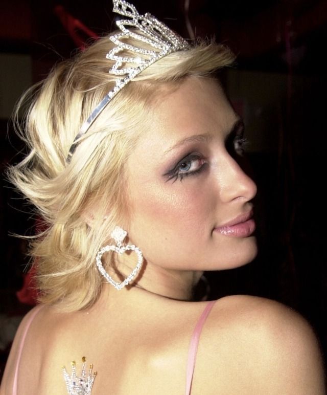 La tiara, ovvero l’oggetto più ambiguo dell’universo fashion Storia, cultura pop e ironia glamour di un gioiello amato da principesse, rock star e reginette messy | Image 604503