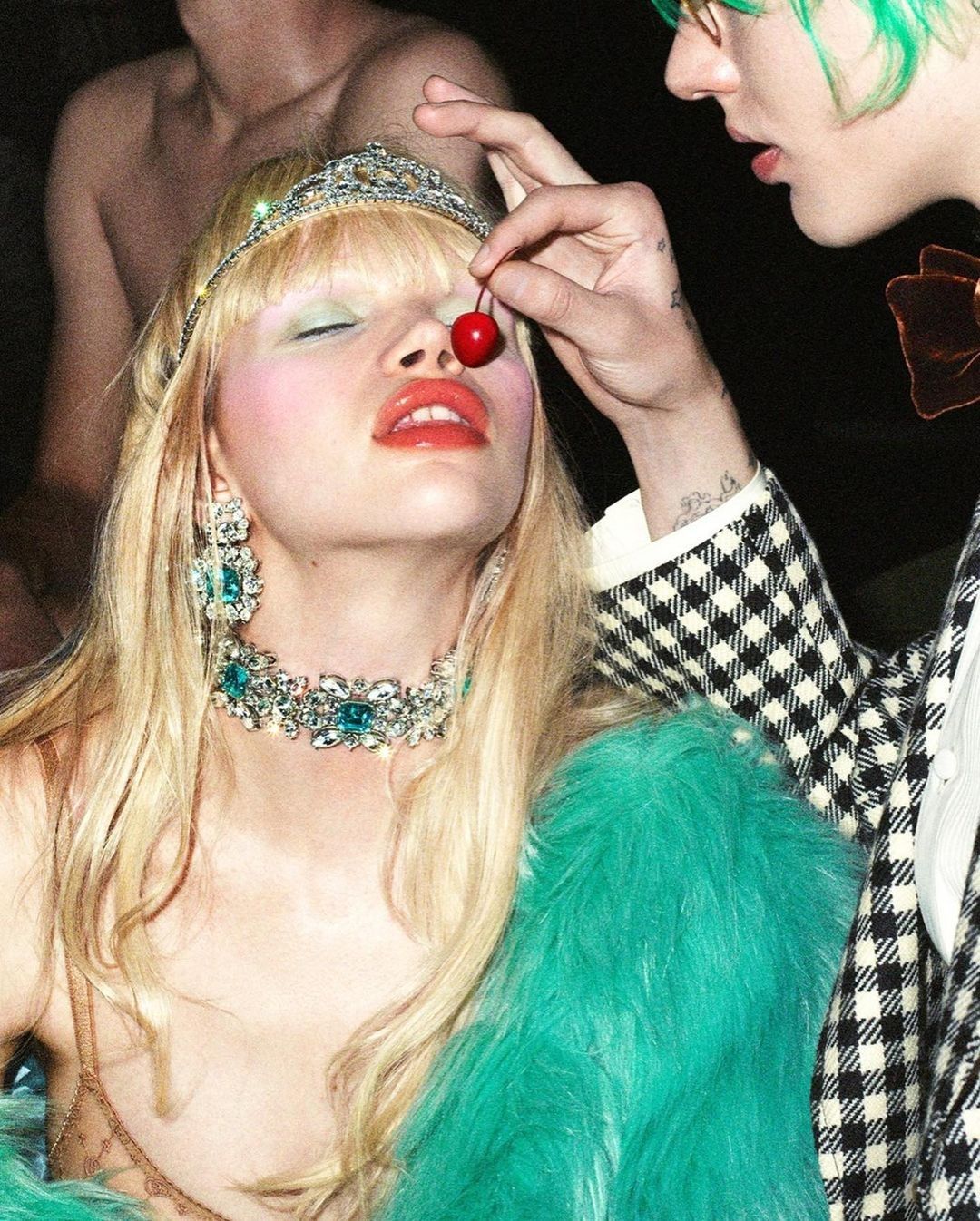 La tiara, ovvero l’oggetto più ambiguo dell’universo fashion Storia, cultura pop e ironia glamour di un gioiello amato da principesse, rock star e reginette messy | Image 604505