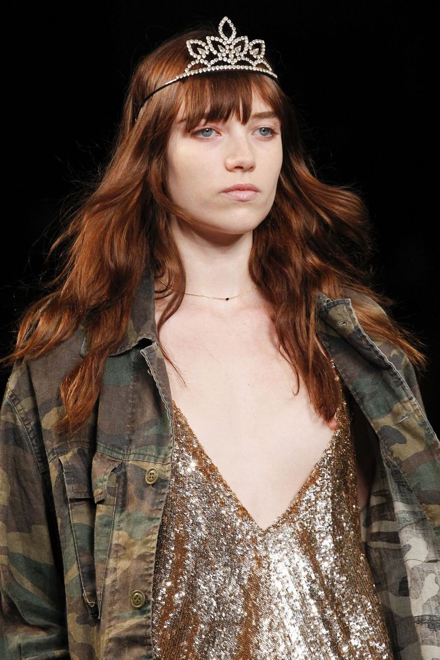 La tiara, ovvero l’oggetto più ambiguo dell’universo fashion Storia, cultura pop e ironia glamour di un gioiello amato da principesse, rock star e reginette messy | Image 604507