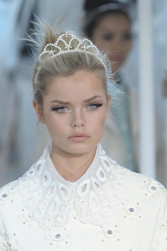 La tiara, ovvero l’oggetto più ambiguo dell’universo fashion Storia, cultura pop e ironia glamour di un gioiello amato da principesse, rock star e reginette messy | Image 604509