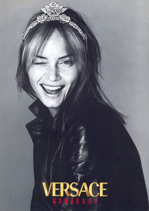 La tiara, ovvero l’oggetto più ambiguo dell’universo fashion Storia, cultura pop e ironia glamour di un gioiello amato da principesse, rock star e reginette messy | Image 604511