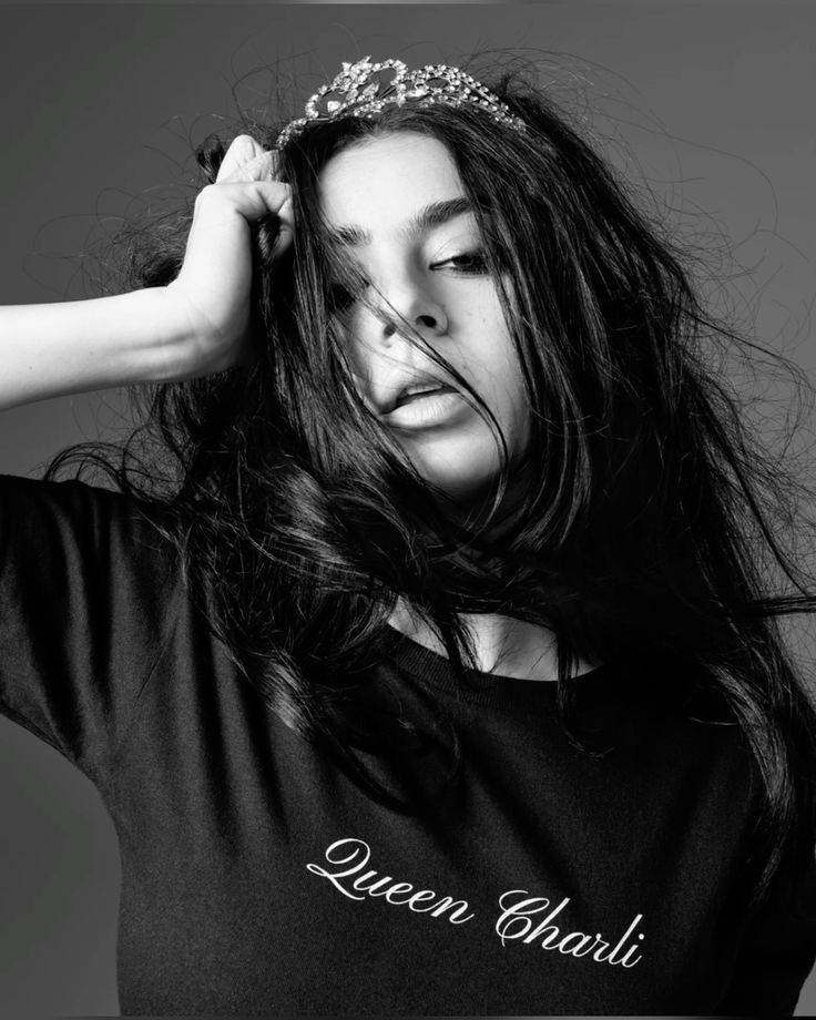 La tiara, ovvero l’oggetto più ambiguo dell’universo fashion Storia, cultura pop e ironia glamour di un gioiello amato da principesse, rock star e reginette messy | Image 604512