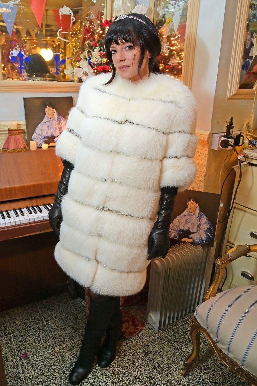 La tiara, ovvero l’oggetto più ambiguo dell’universo fashion Storia, cultura pop e ironia glamour di un gioiello amato da principesse, rock star e reginette messy | Image 604514