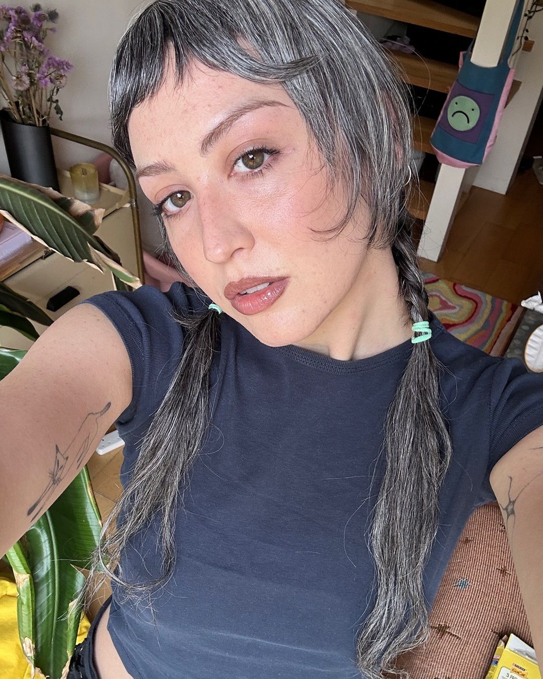 Capelli bianchi: coprirli, conviverci o amarli? Quando il bianco smette di essere un errore e diventa una questione di stile