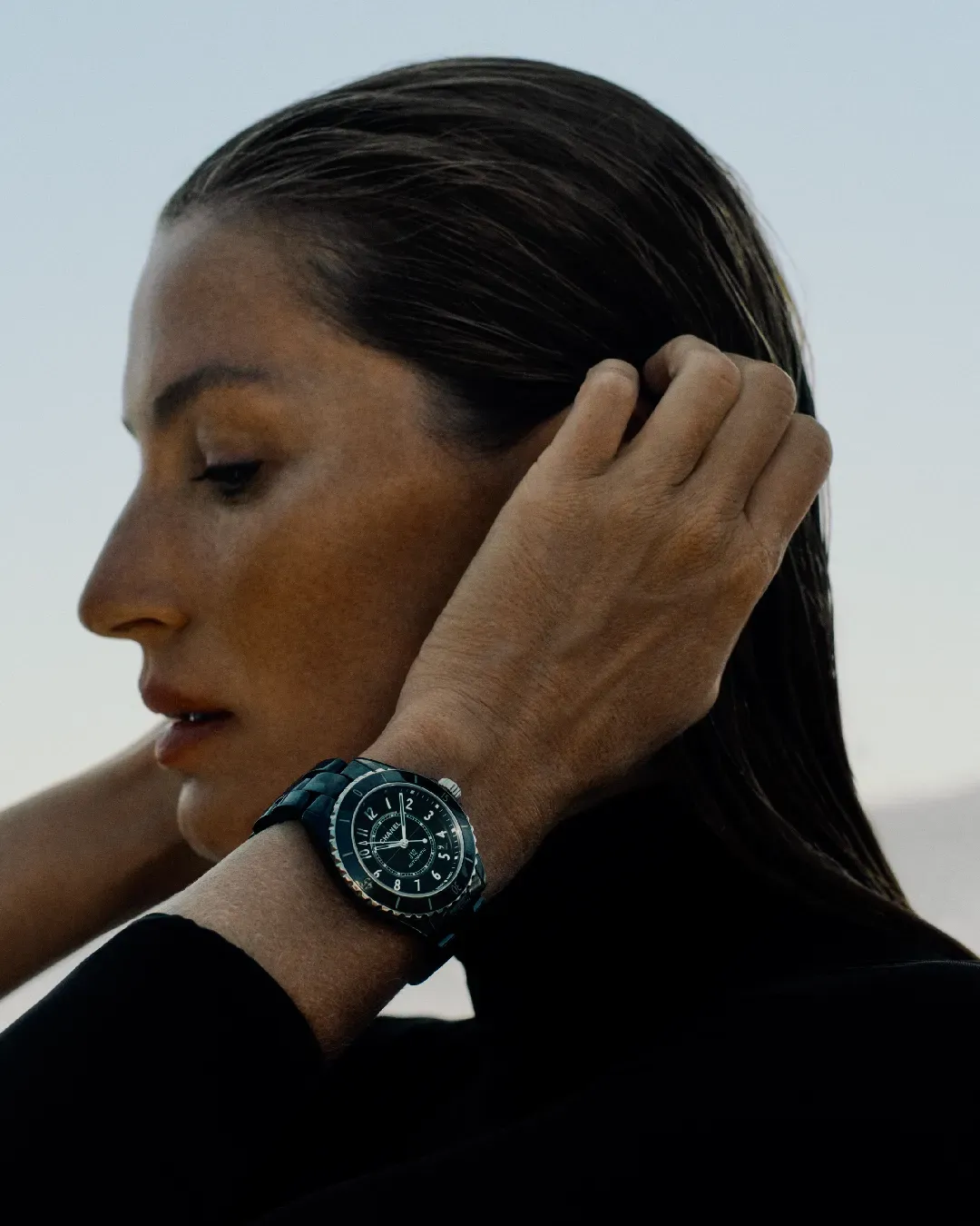 Un tuffo nell'oceano con Chanel e Gisele Bündchen per il ritorno del J12 Raccontando l'equilibrio tra potenza e delicatezza dell'iconico orologio anni 2000