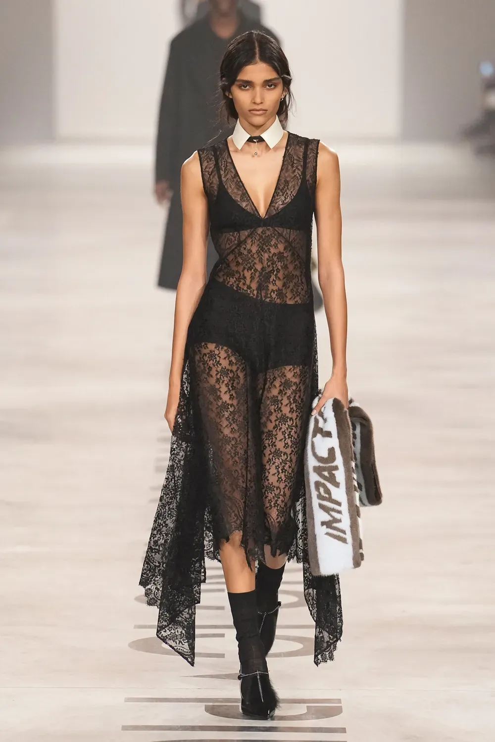 Maria Grazia Chiuri è tornata a casa con la FW26 di Fendi Il primo debutto del calendario milanese | Image 605259