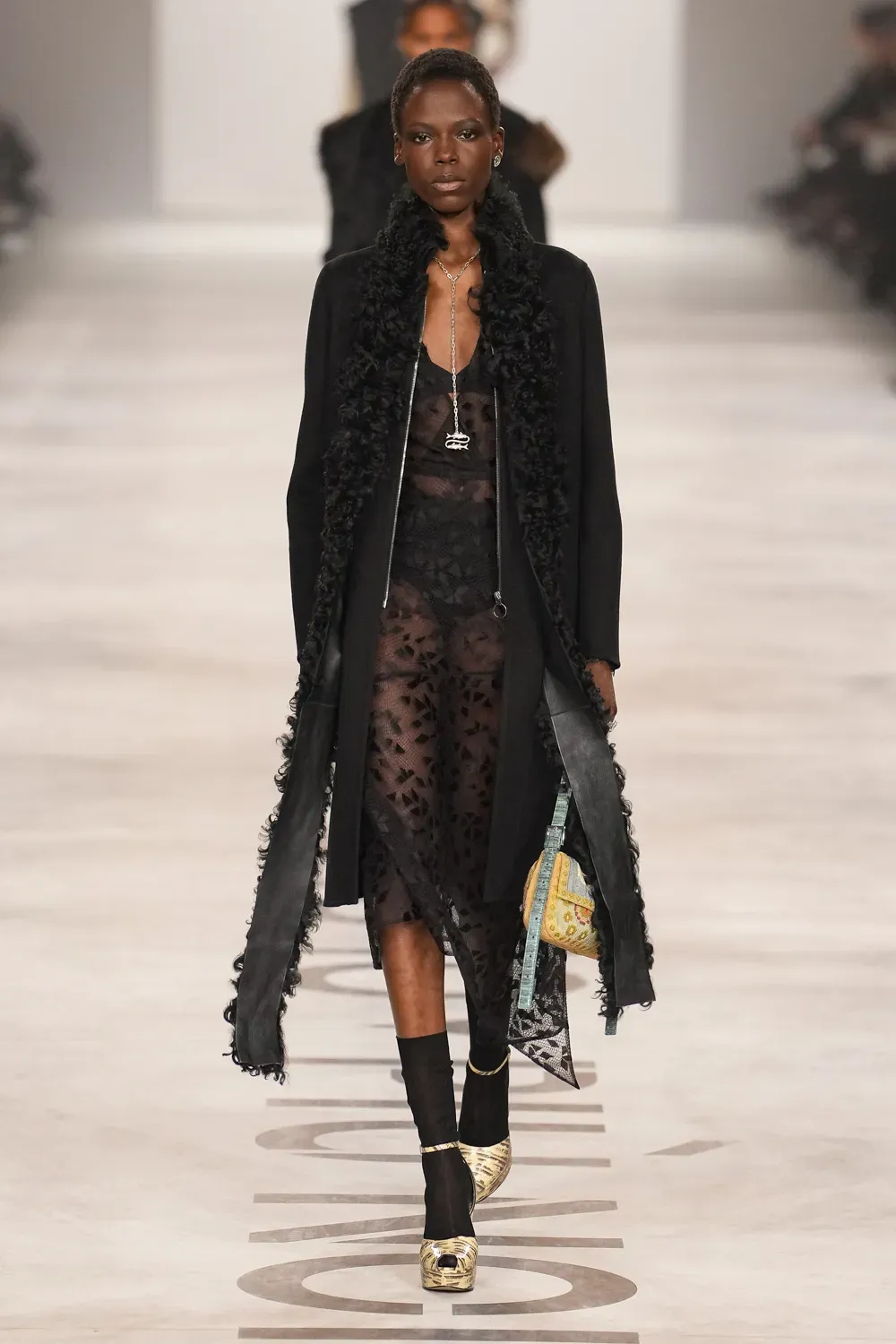 Maria Grazia Chiuri è tornata a casa con la FW26 di Fendi Il primo debutto del calendario milanese | Image 605249