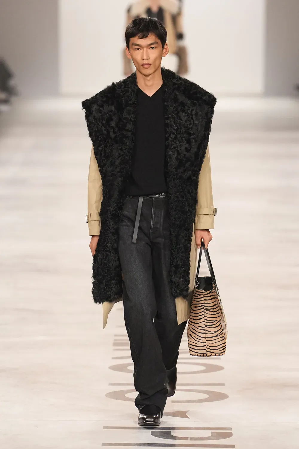 Maria Grazia Chiuri è tornata a casa con la FW26 di Fendi Il primo debutto del calendario milanese | Image 605247