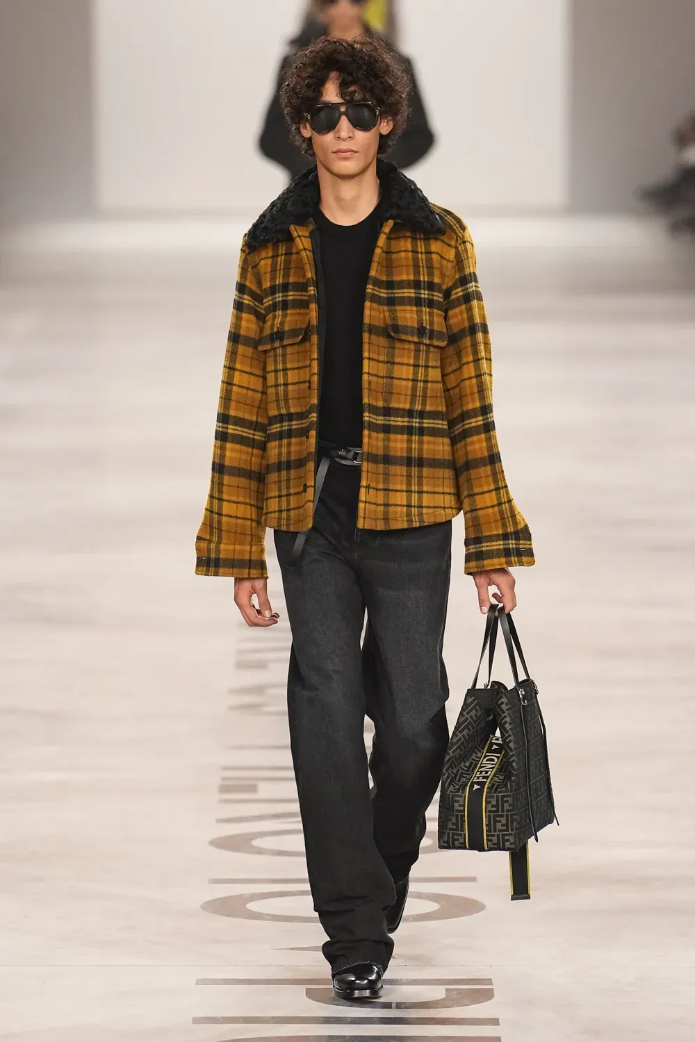 Maria Grazia Chiuri è tornata a casa con la FW26 di Fendi Il primo debutto del calendario milanese | Image 605236