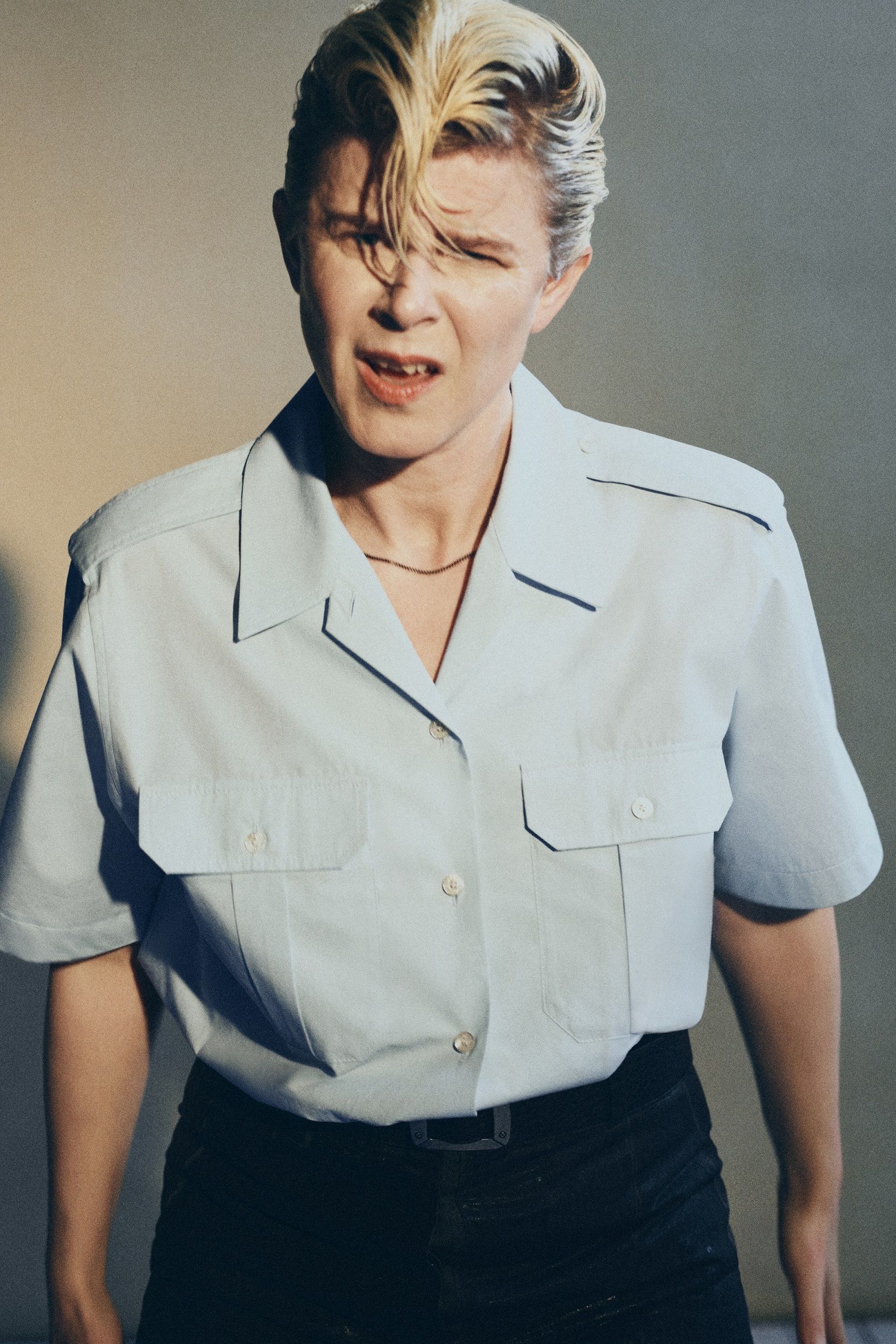 Robyn è il volto della campagna SS26 di Acne Studios La femminilità assertiva attraverso la lente di Nadia Lee Cohen | Image 605203