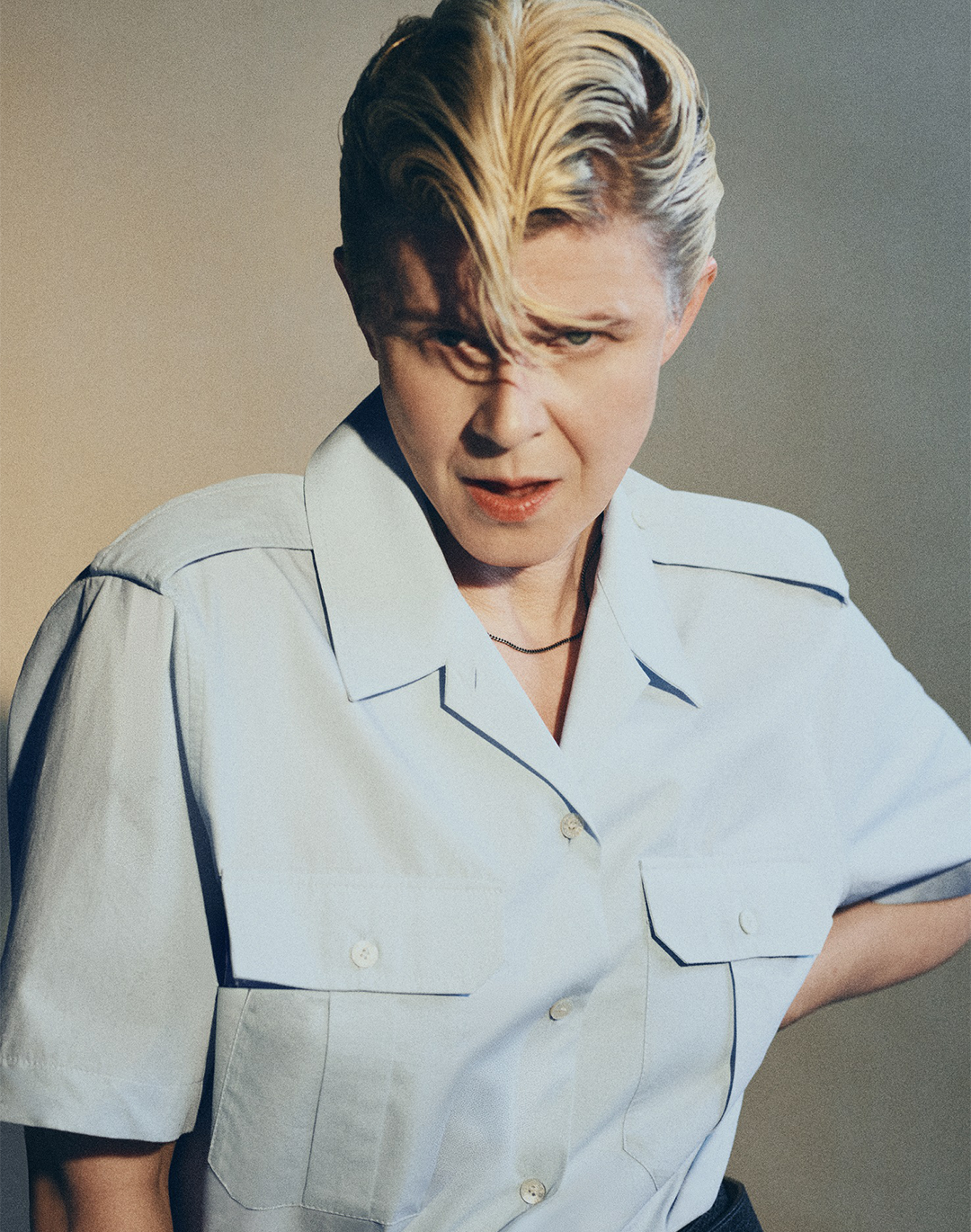 Robyn è il volto della campagna SS26 di Acne Studios  La femminilità assertiva attraverso la lente di Nadia Lee Cohen