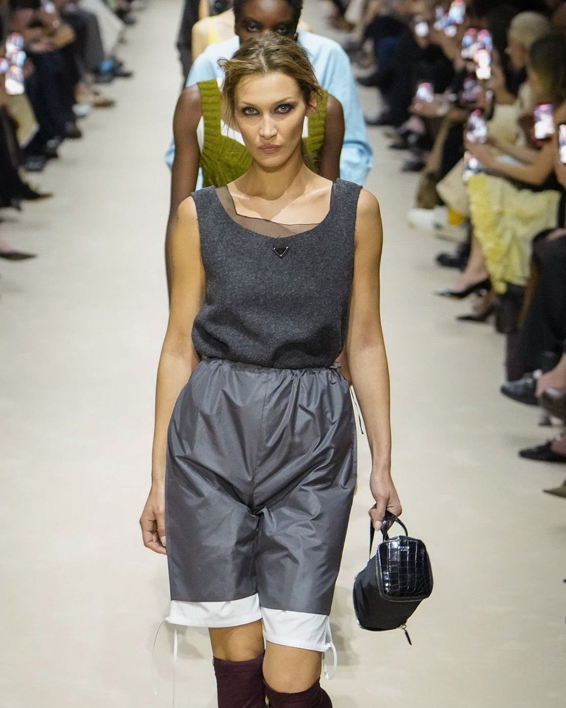 Gli strati dell’esistenza nella collezione FW26 di Prada Una stagione in cui si è esplorata la versatilità dell’identità femminile