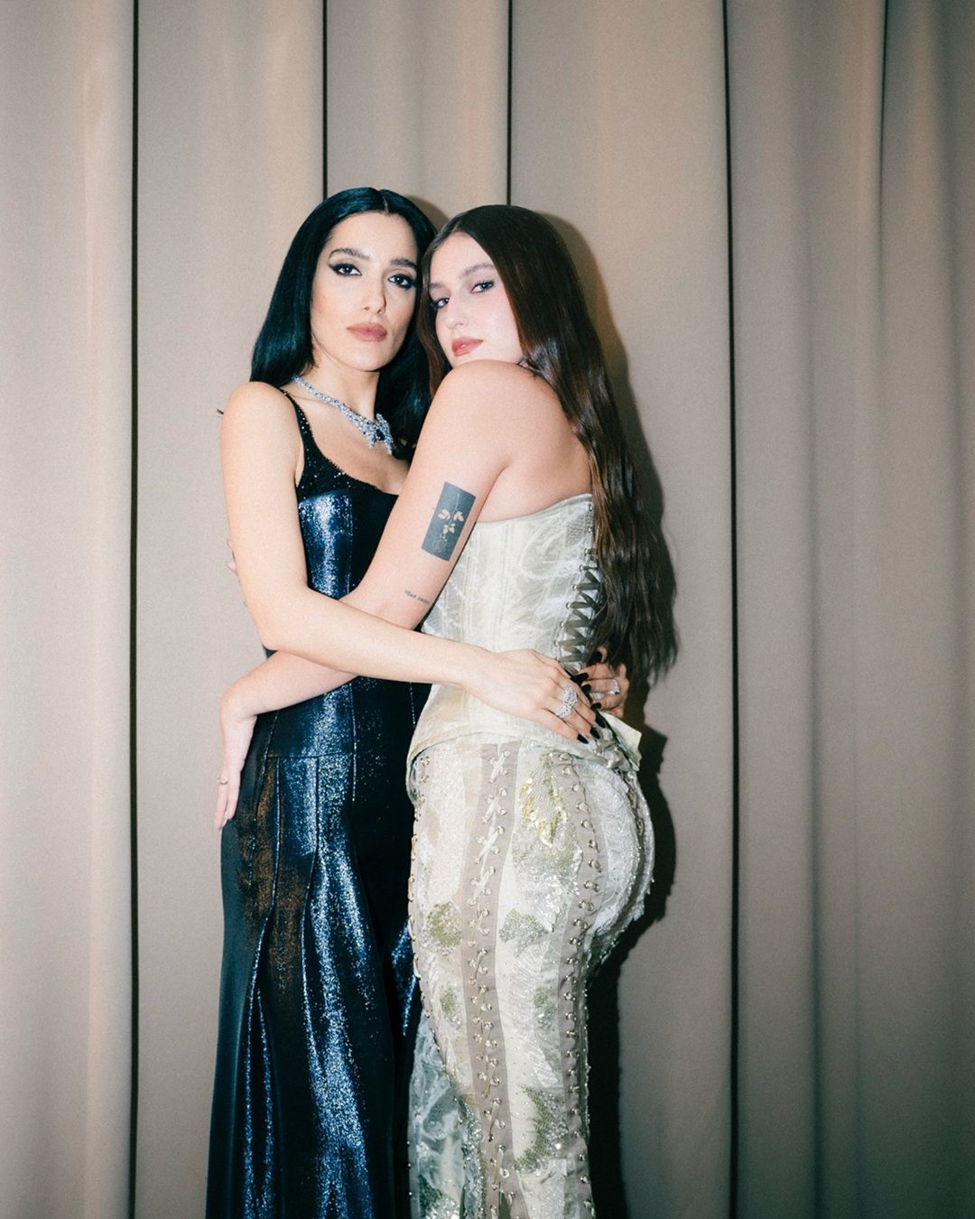 I migliori outfit e beauty look della quarta serata di Sanremo 2026 Quale è stato il miglio duetto? Lo stesso col look più interessante?