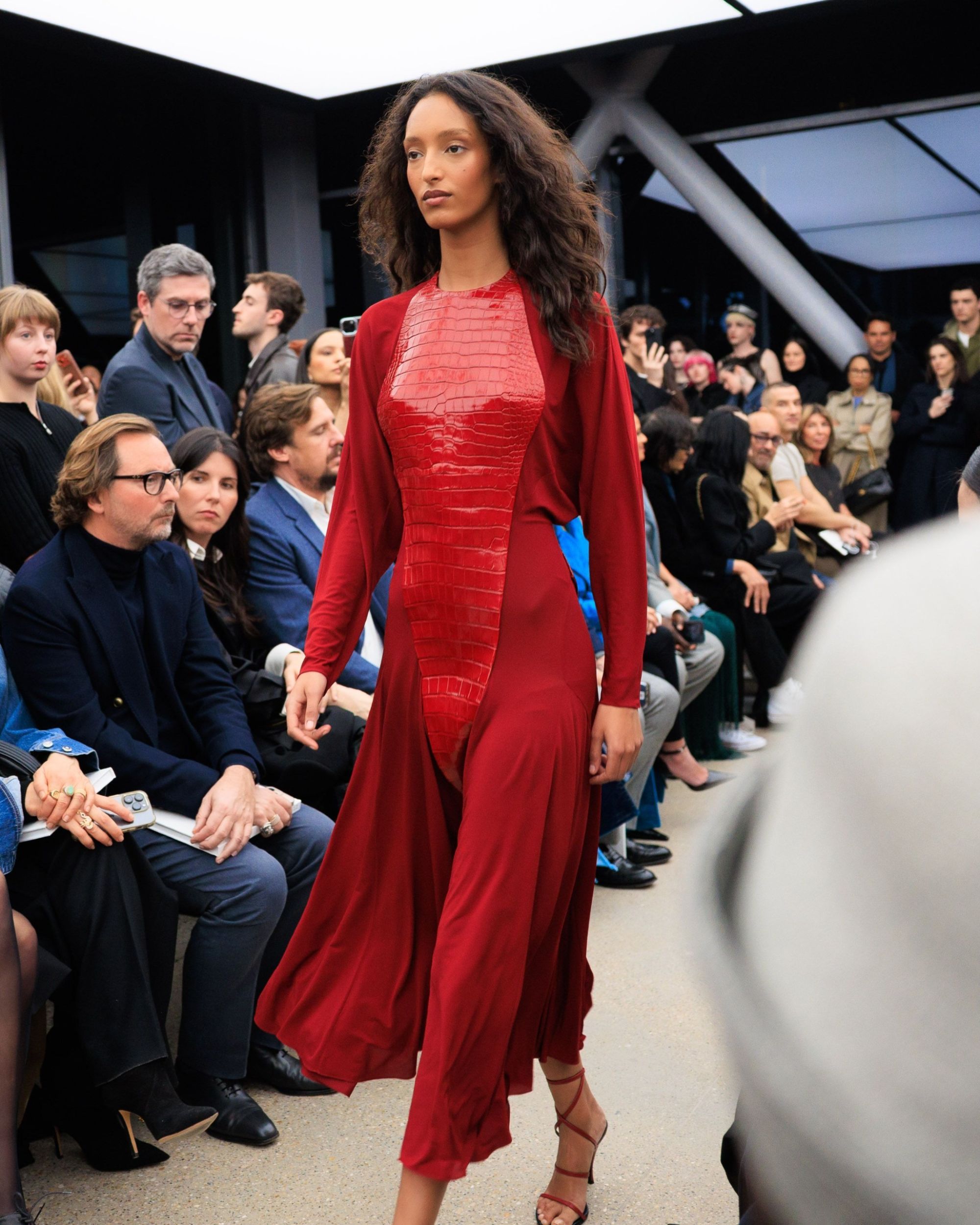 L'ultimo show di Pieter Mulier per Alaïa ha commosso anche Raf Simons  Il designer belga è in partenza per Milano, dove prenderà le redini di Versace