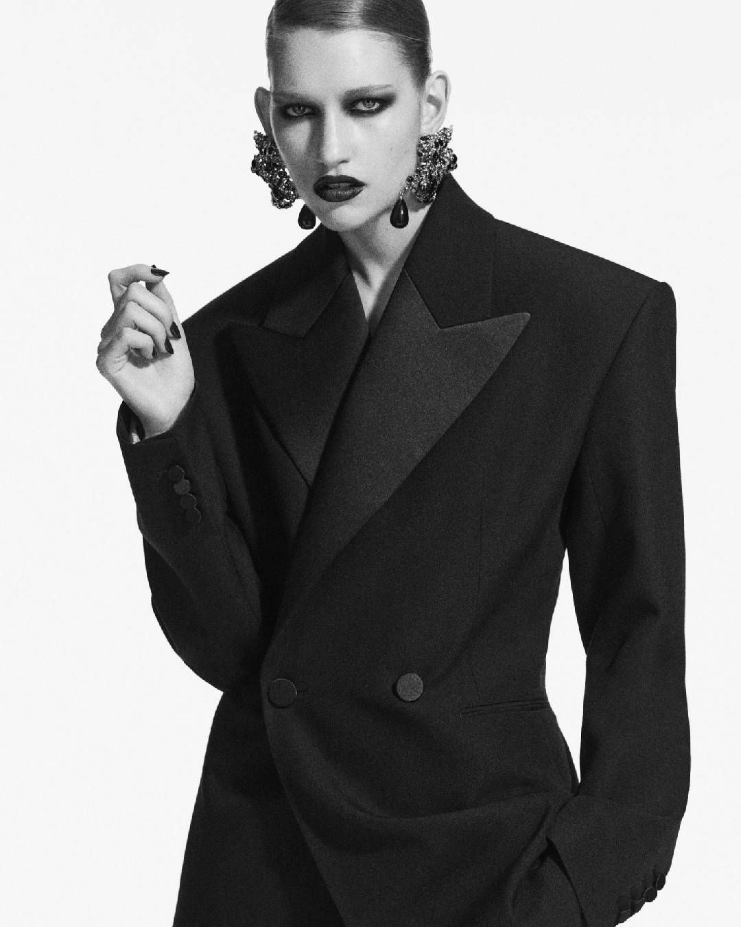 Anthony Vaccarello sublime le smoking chez Saint Laurent La marque la plus sexy de 2025 selon le classement de Lyst n’a manifestement pas dit son dernier mot