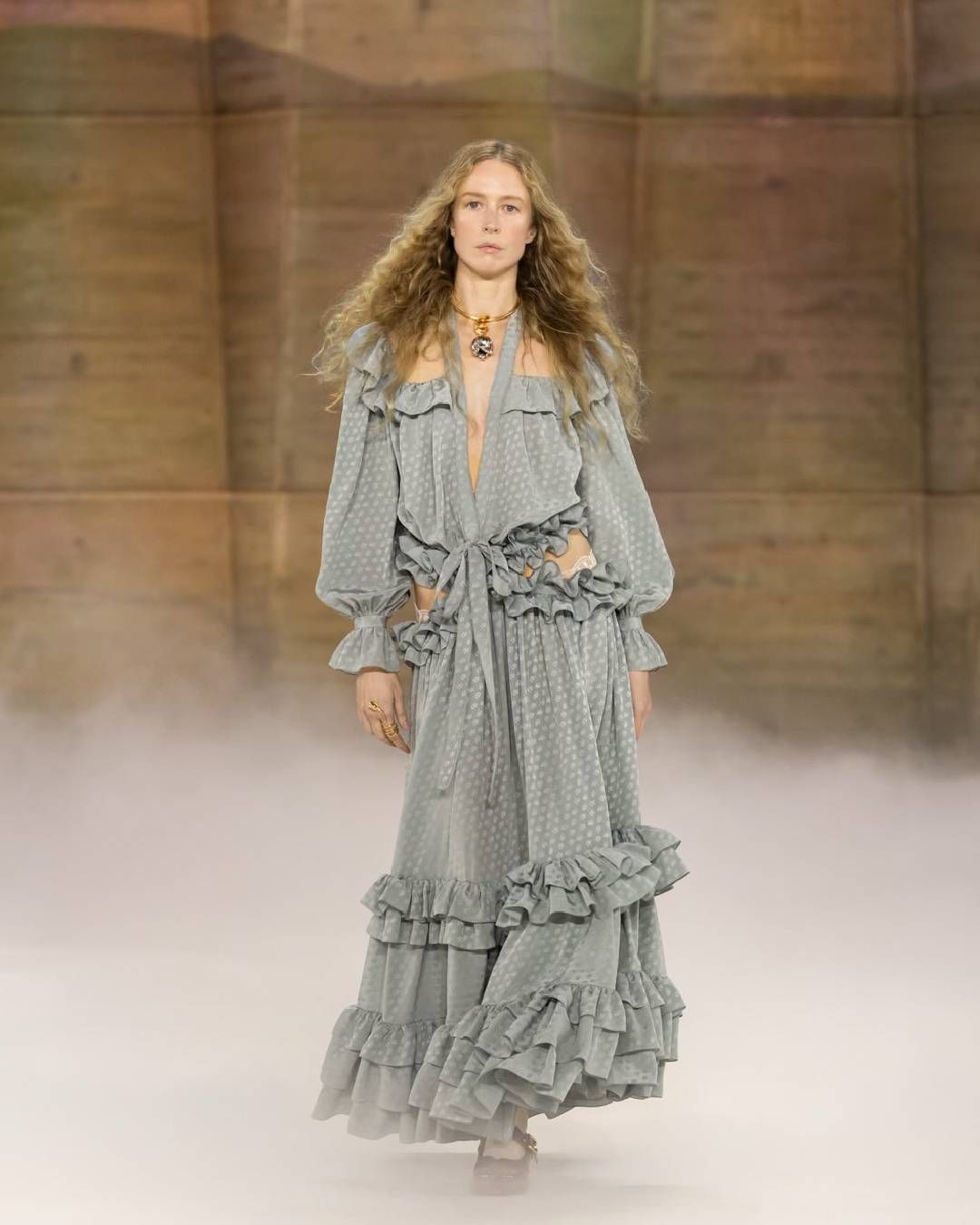 Chloé FW26 : le rêve nomade de Chemena Kamali Chemena Kamali poursuit pour Chloé son exploration d’une féminité libre et mouvante