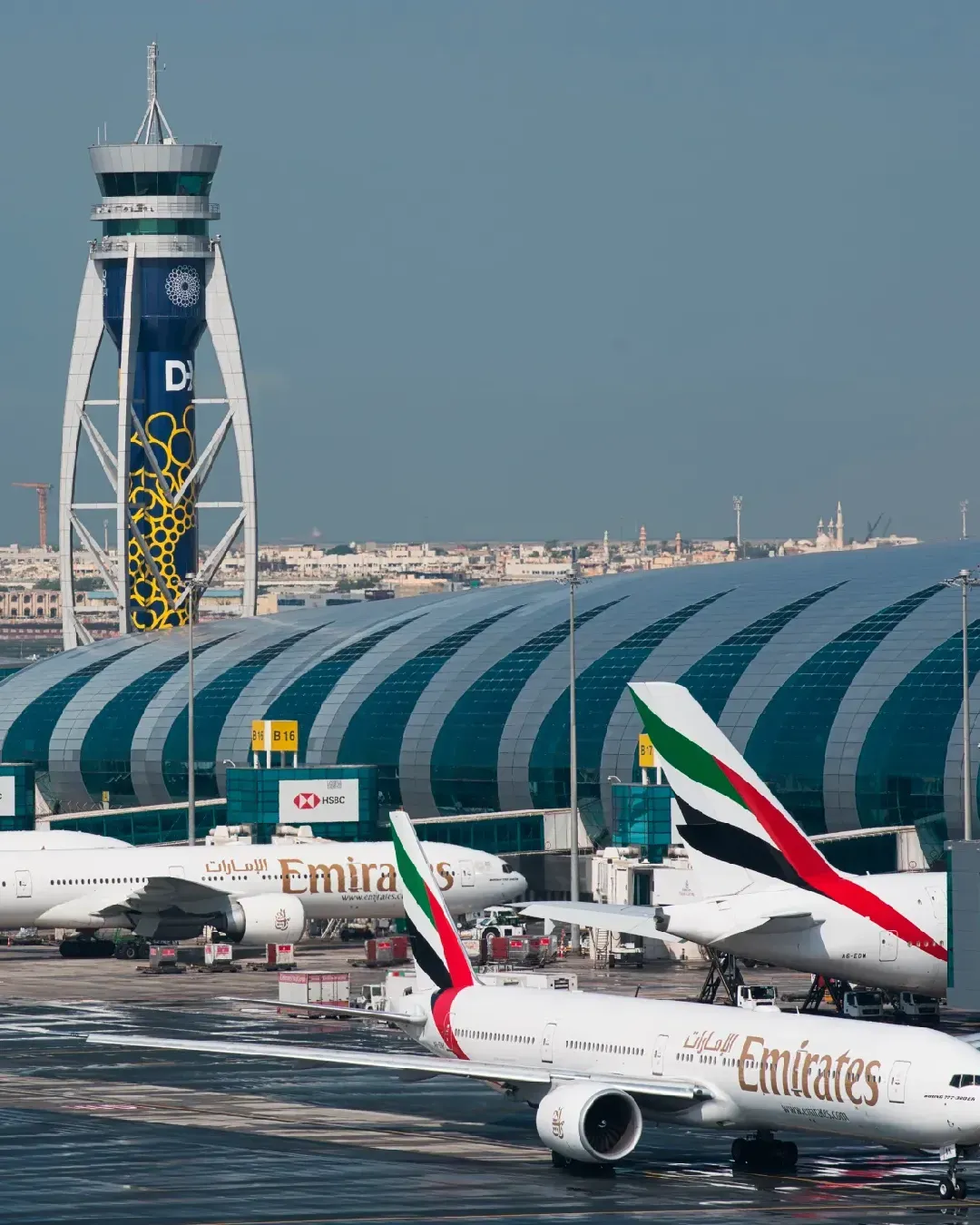 La guerra in Medio Oriente sta bloccando anche il fast fashion Dai voli cancellati al petrolio alle stelle