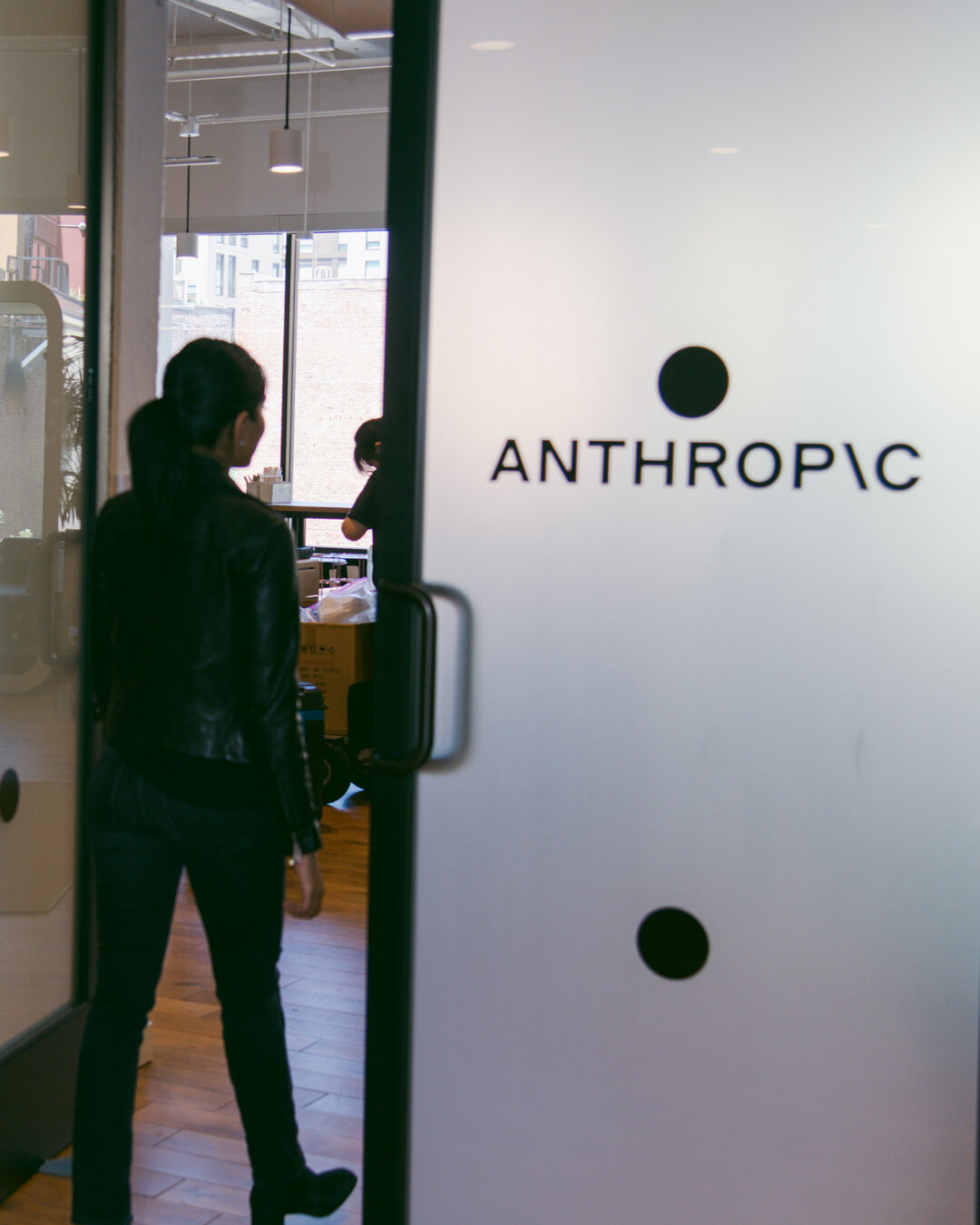 Cosa sta succedendo tra il Pentagono, Anthropic e OpenAI? Tutto sulla vicenda che ha favorito l'ascesa di Claude ai danni di ChatGPT