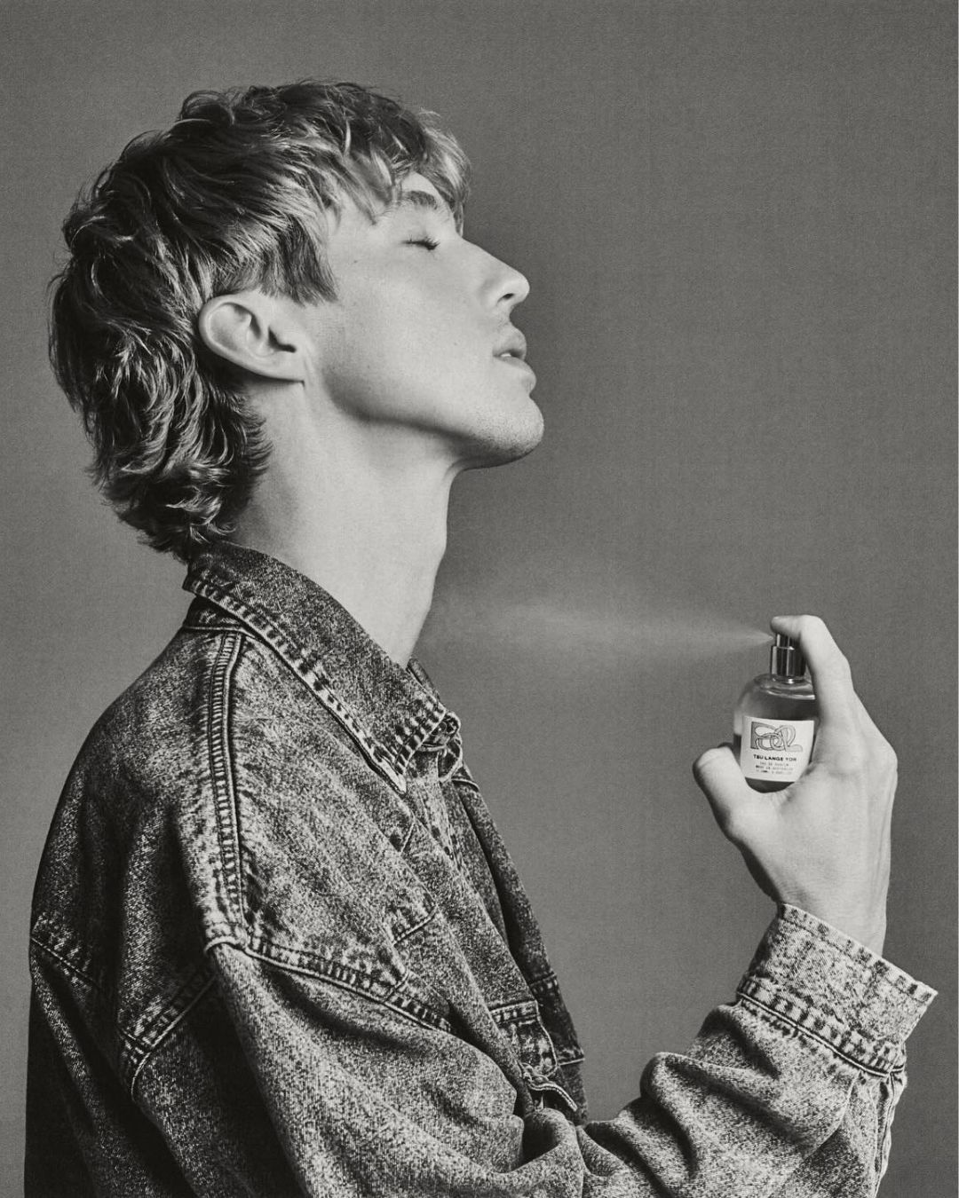 Did you know that Troye Sivan has a line of perfumes? Between perfumes and home objects, Tsu Lange Yor is one of the singer's most personal projects.