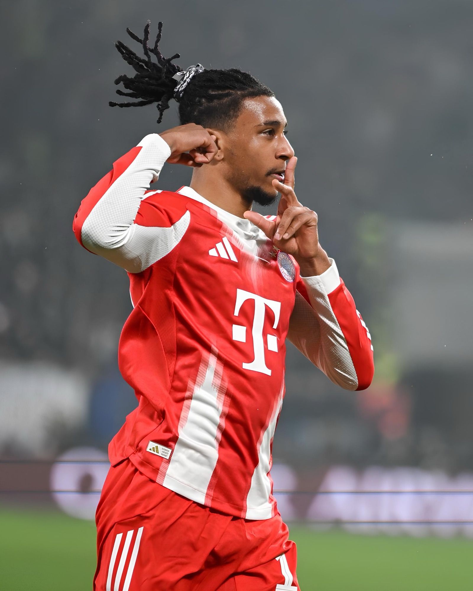 Il futuro Pallone d’Oro si lega i capelli con uno scrunchie Ad oggi, Michael Olise è senza dubbio uno dei calciatori più forti e più stilosi d’Europa