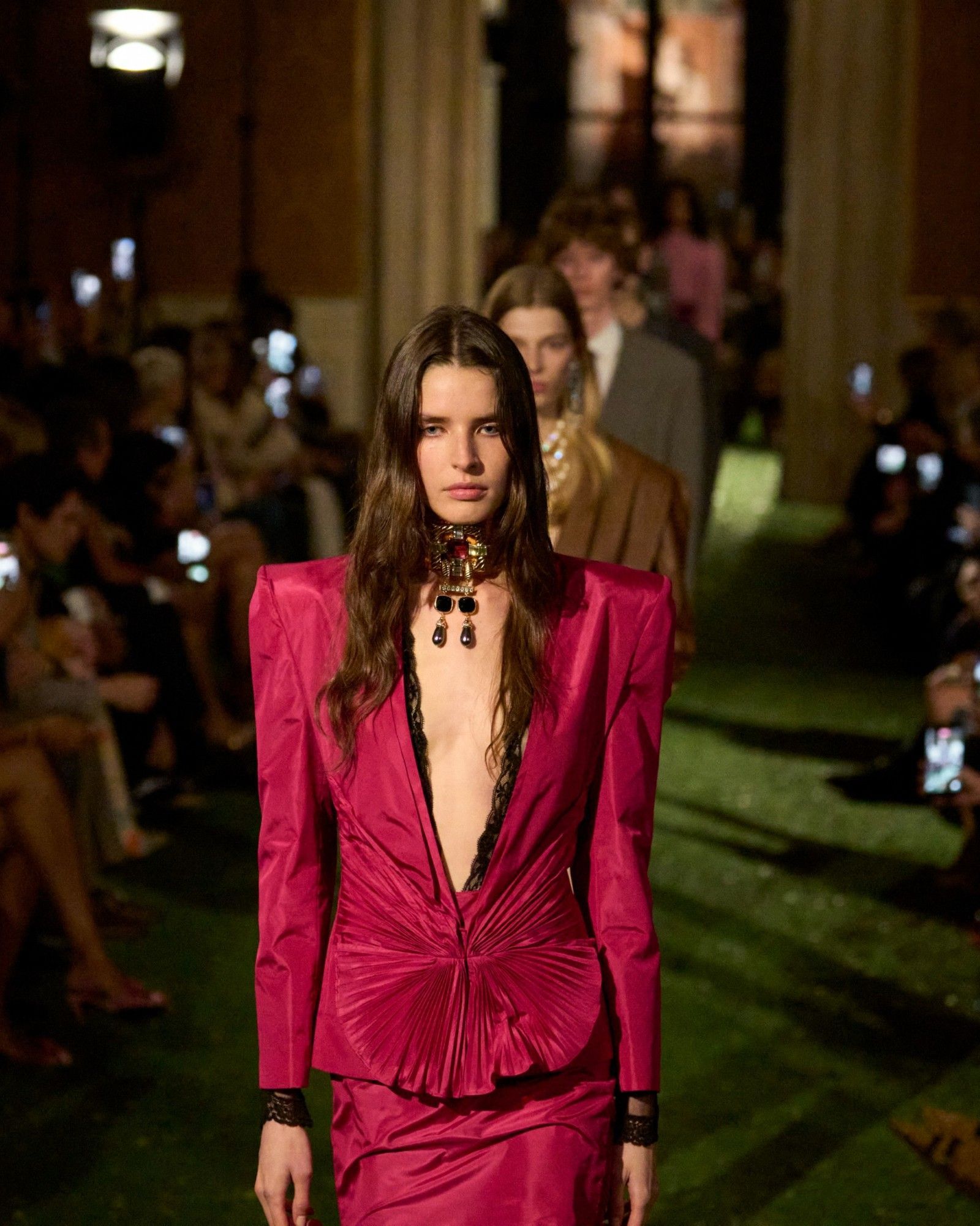 La ricchezza della contraddizione nello show FW26 di Valentino Alessandro Michele, la filosofia del barocco e gli anni ‘80