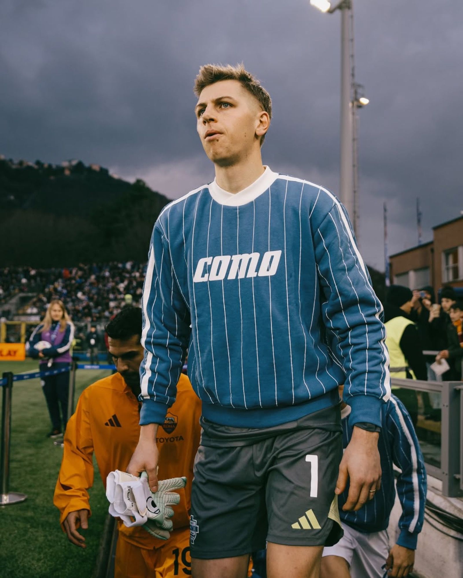 Como’s sweatshirt caught everyone’s eye vs Roma It’s part of the new Retro Collection