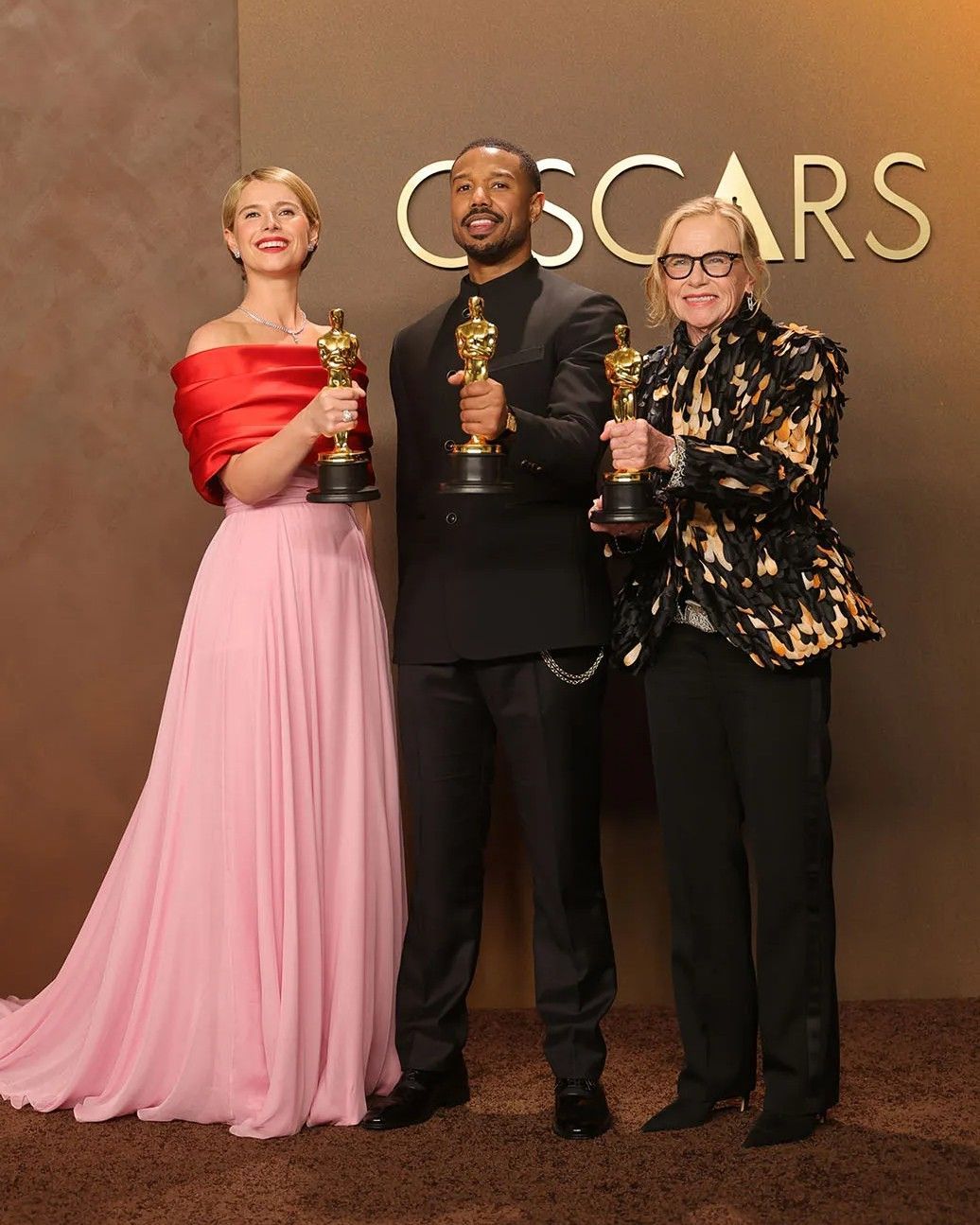 Gli Oscar 2026 sono stati i più divertenti in anni Specialmente perchè Michael B. Jordan ha rubato da sotto il naso la statuetta a Timothée Chalamet