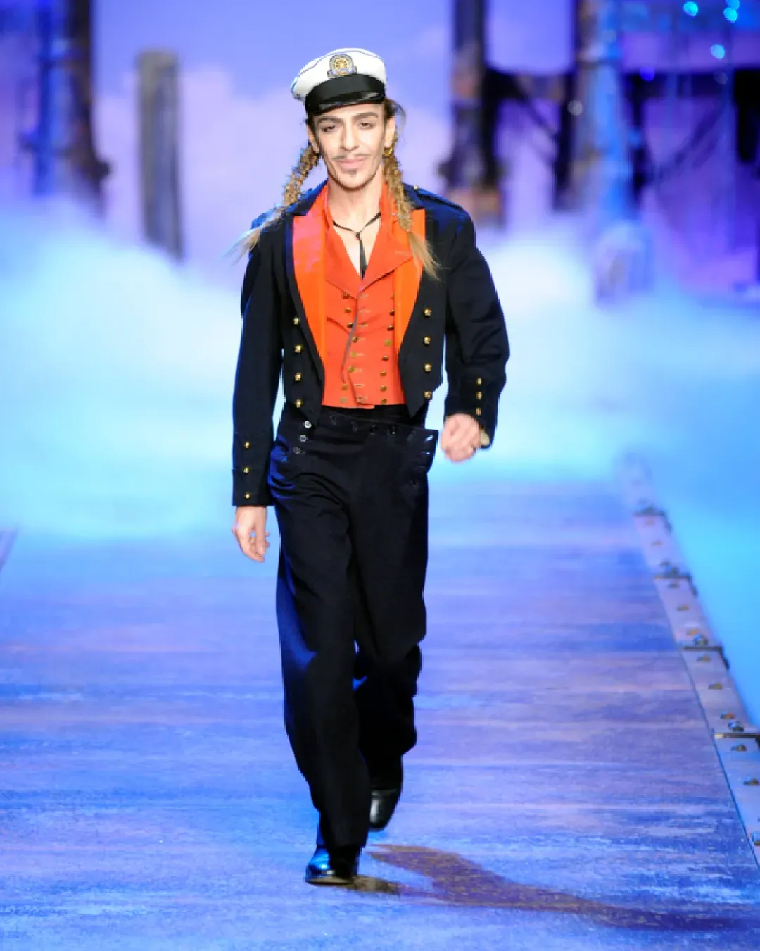 Zara ha annunciato una partnership di due anni con John Galliano  Il designer rilavorerà i pezzi d'archivio del brand