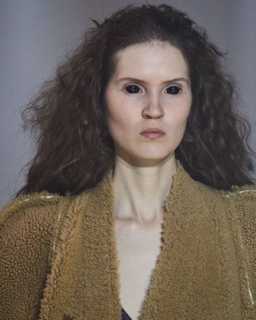 Les lentilles de contact, nouveau territoire pour la mode ?  Véritable accessoire capable de transformer un regard, et parfois une identité entière, en un clin d’œil