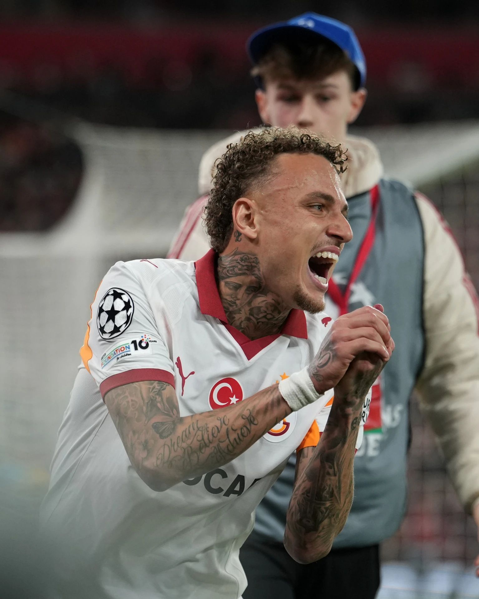 Quanto sono sicuri i calciatori in campo? Una discussione che nasce dall'incidente di Noa Lang ad Anfield