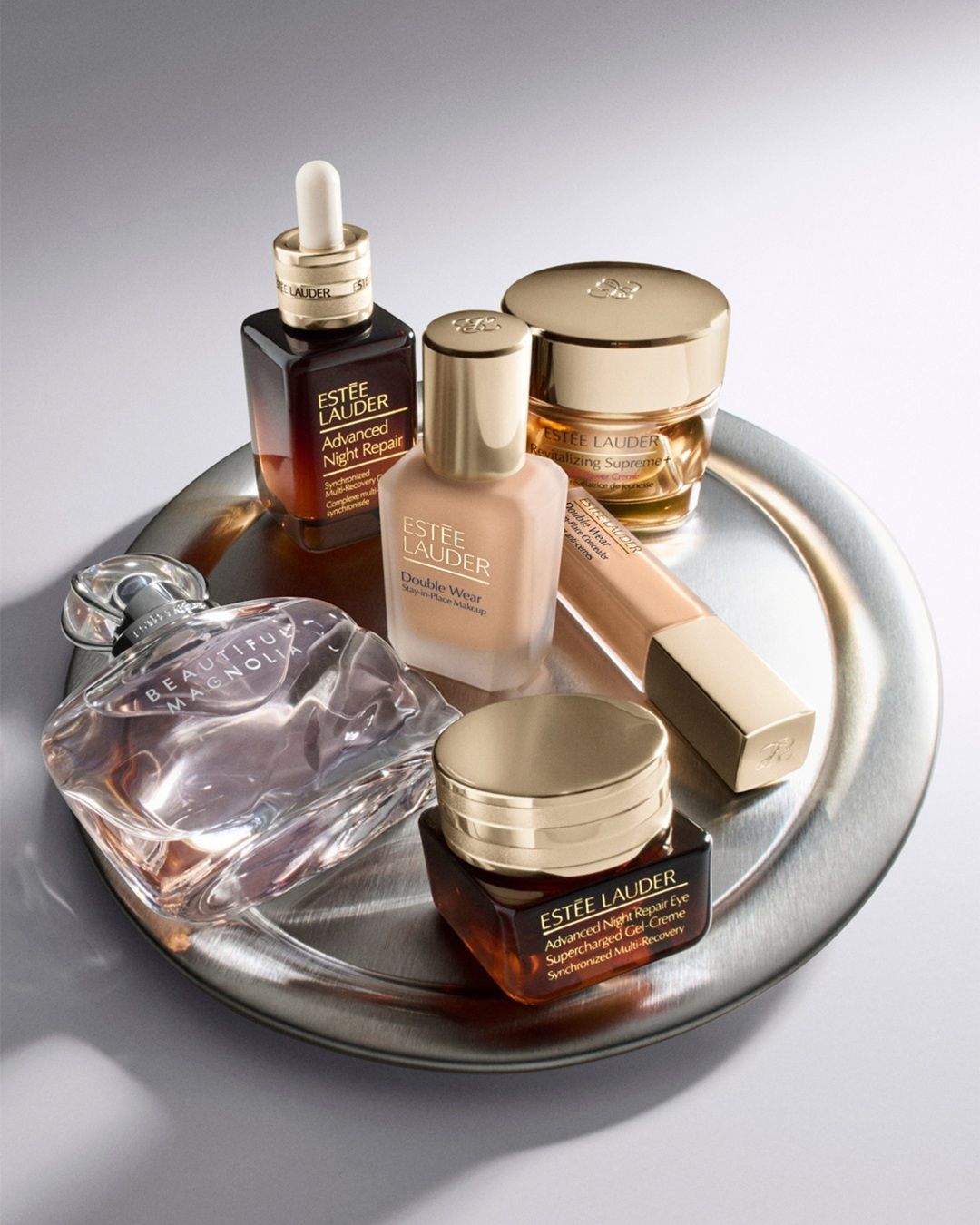 Estée Lauder x Puig: la fusione che potrebbe riscrivere il DNA del beauty globale Dall’alleanza tra skincare e profumeria nascerà un nuovo colosso nel mercato cosmetico globale?