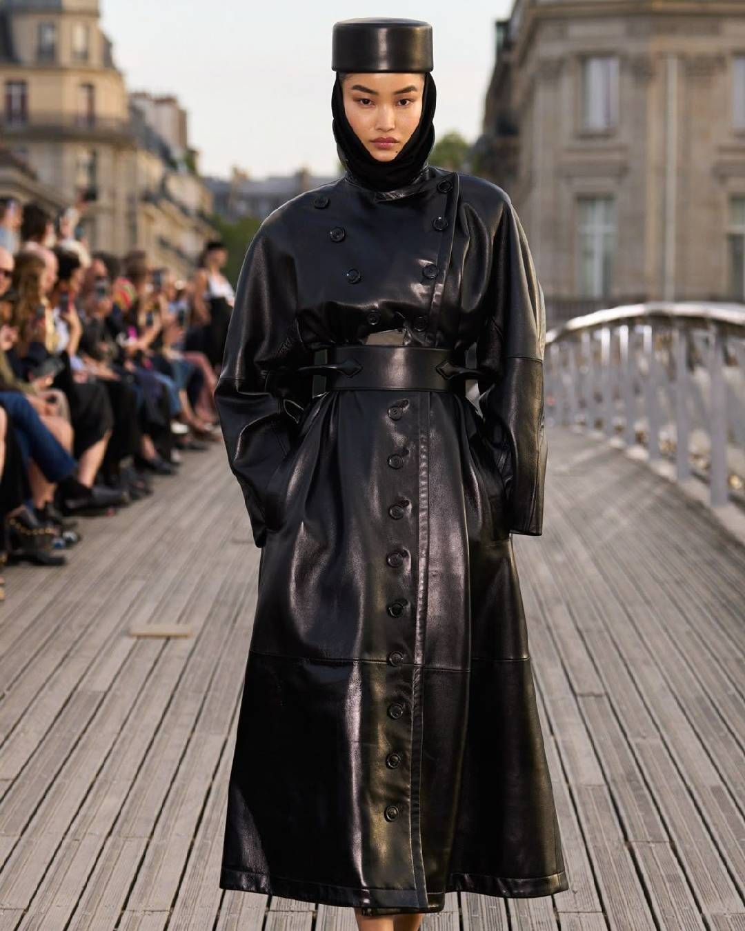 L’élégance retrouvée du chapeau pillbox  Avec le succès de Love Story, l’essor de cet accessoire d’antan