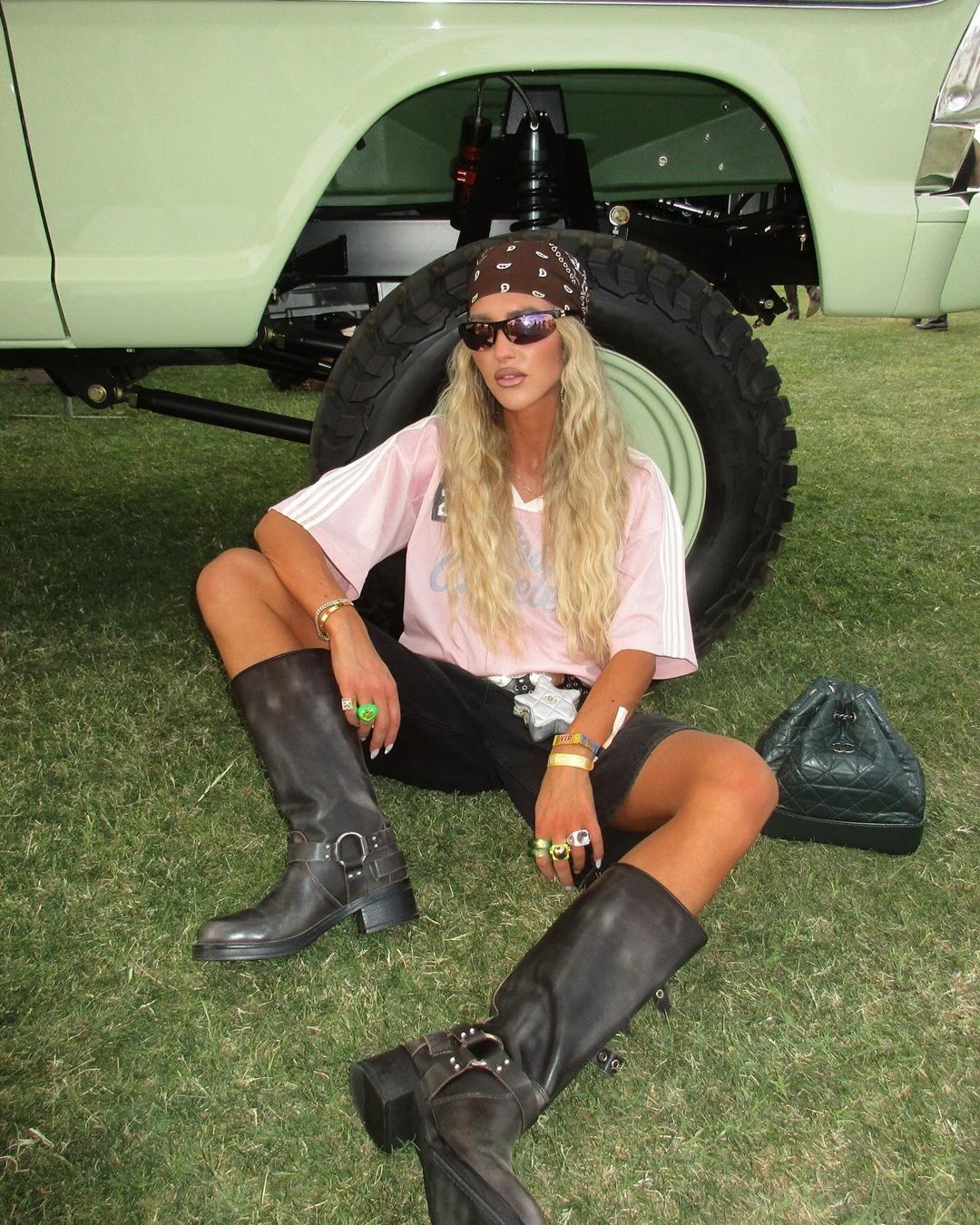 Festival musicale mode on: come vestirsi, come truccarsi e cosa portare davvero Il motto? Sopravvivere senza rinunciare allo stile