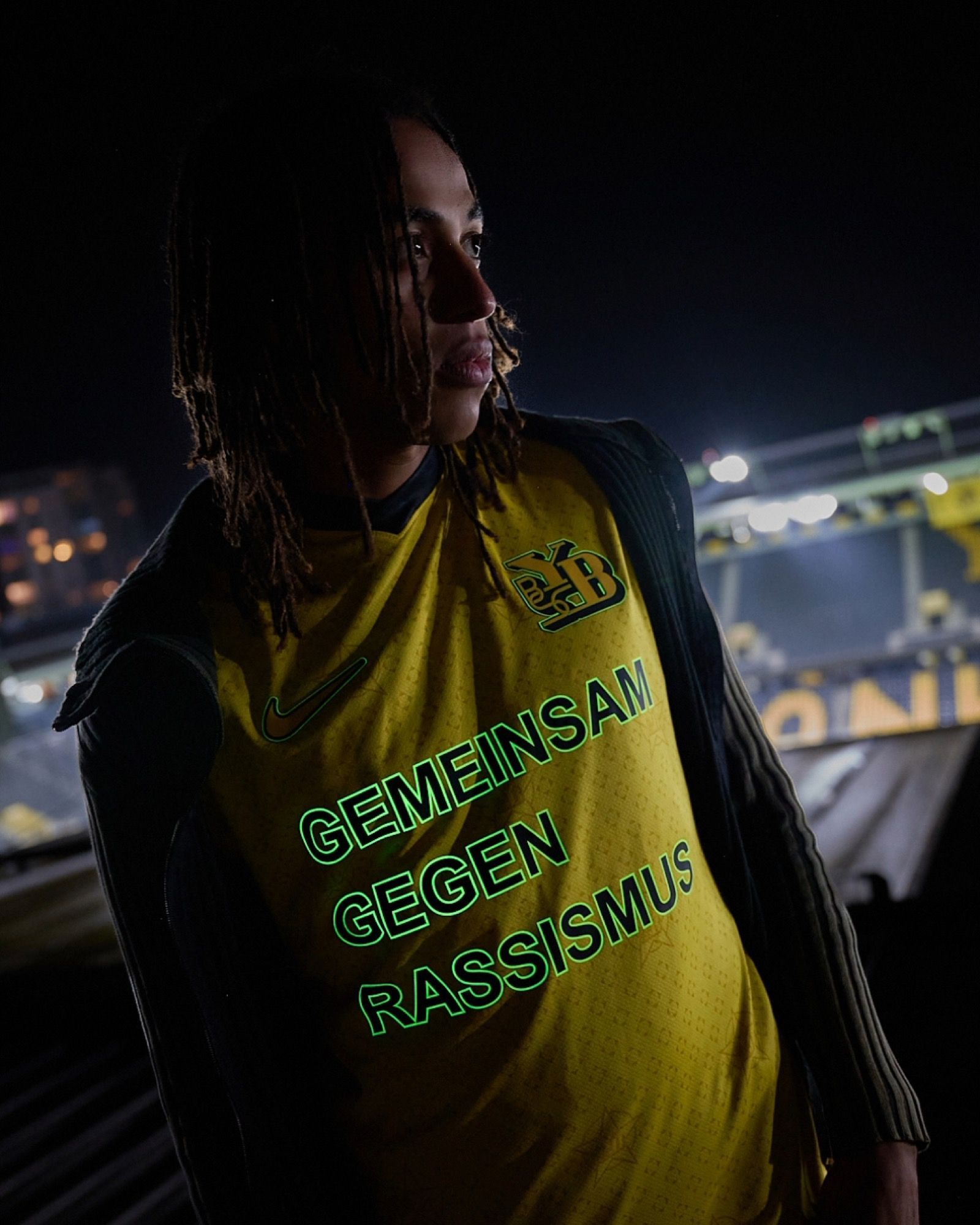 La maglia contro il razzismo dello Young Boys è unica Si illumina al buio ed è anche un remake della versione del 1996
