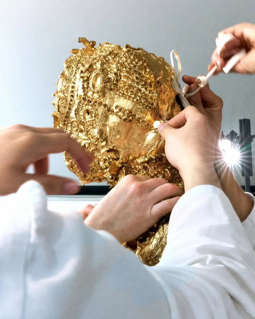 Glenn Martens incanta Shanghai con la Maison Margiela FW26 I temi dell’anonimato e della realtà rispecchiano lo spirito dei tempi