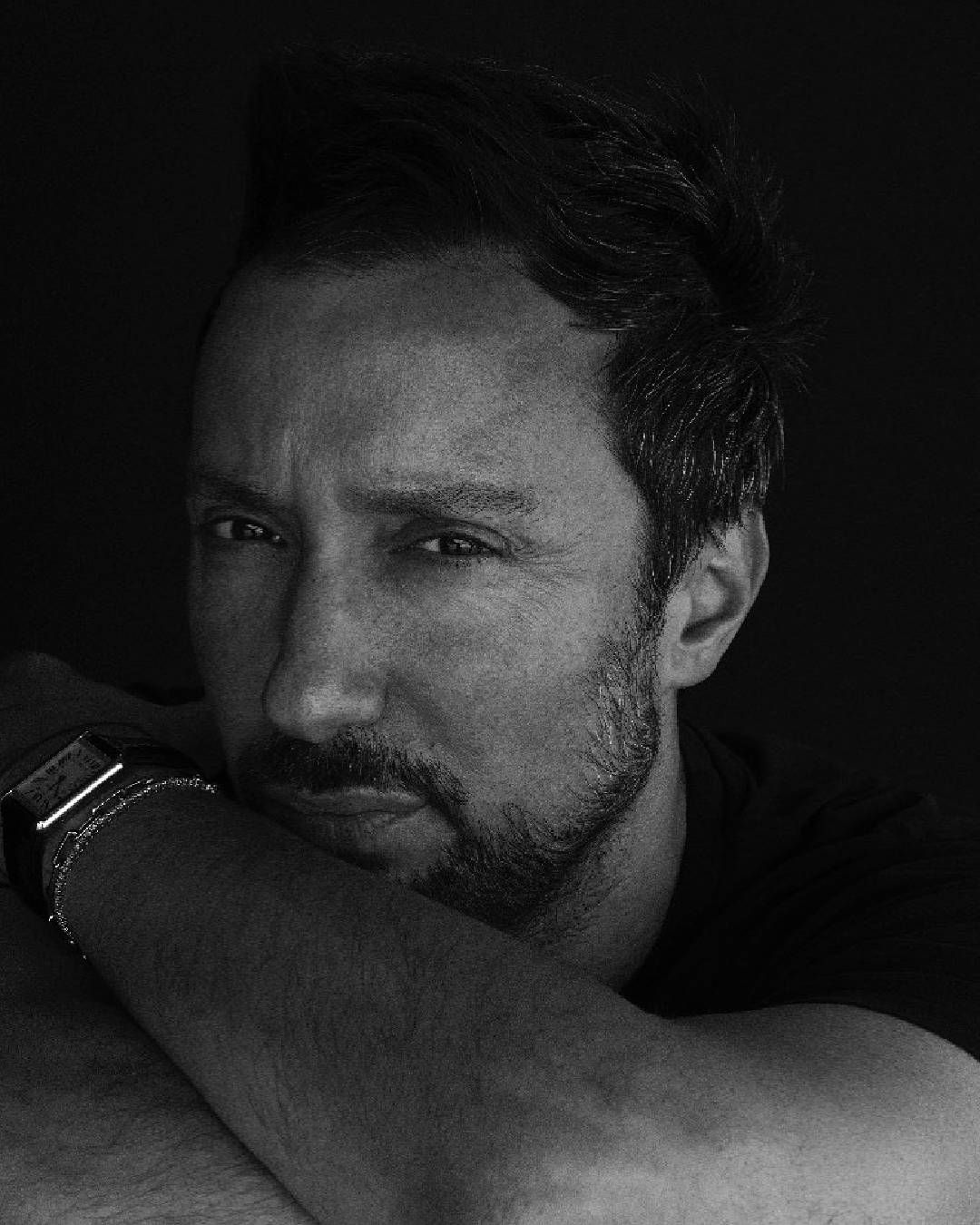 Anthony Vaccarello : dix ans à réinventer Saint Laurent En une décennie, Anthony Vaccarello a fait de Saint Laurent bien plus qu’une maison de mode : une machine à fantasmes