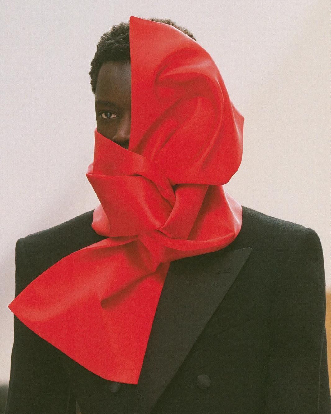 Come si stanno trasformando le sciarpe sulle passerelle? Le nuove sciarpe sono architettoniche