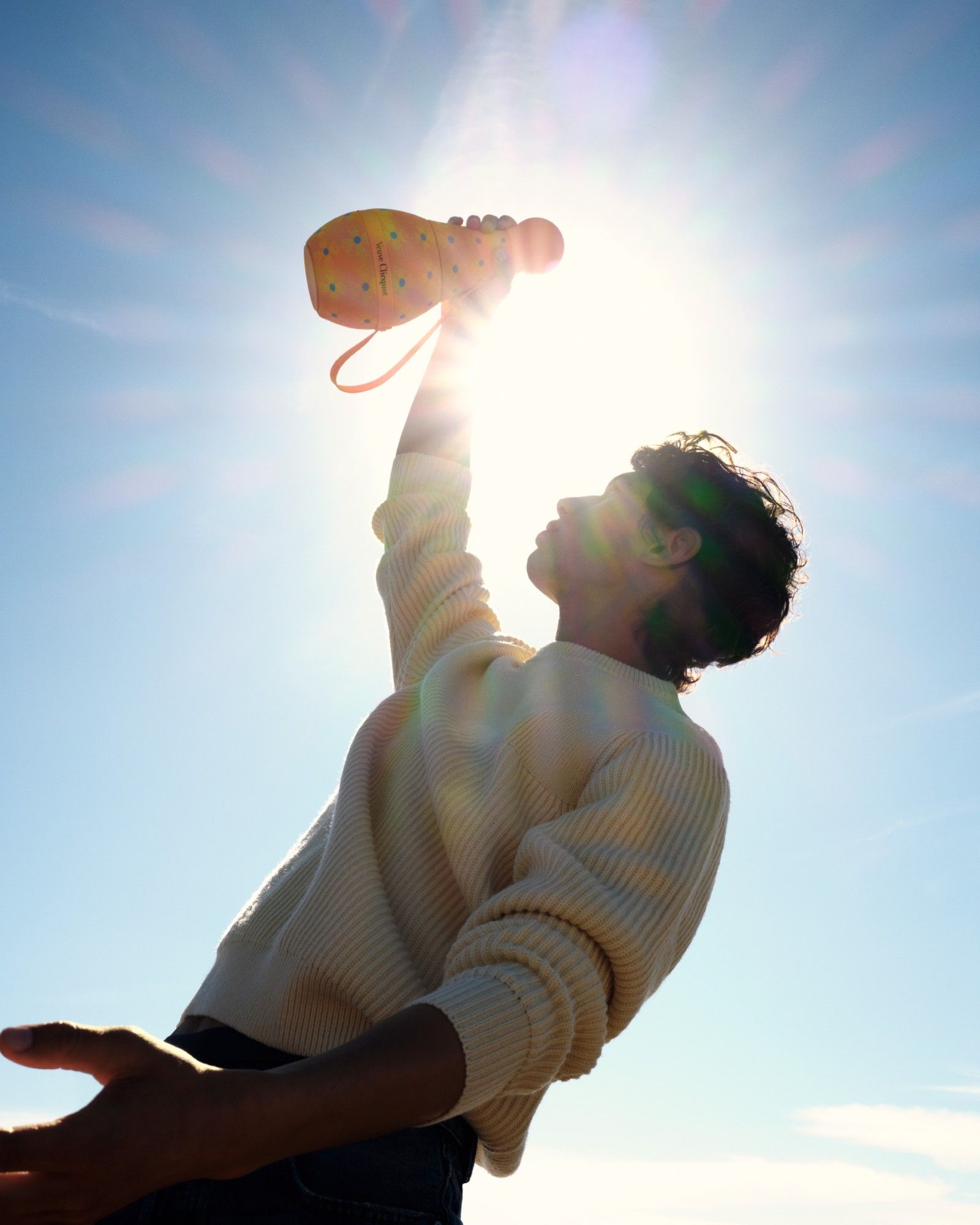 Veuve Clicquot celebrates the joy of sunshine at Milan Design Week 2026 with “Chasing the Sun” An immersive installation and a limited-edition collection created by artist Yinka Ilori: a vibrant world of bold colors and joyful patterns, infused with the Maison’s unmistakable energy.